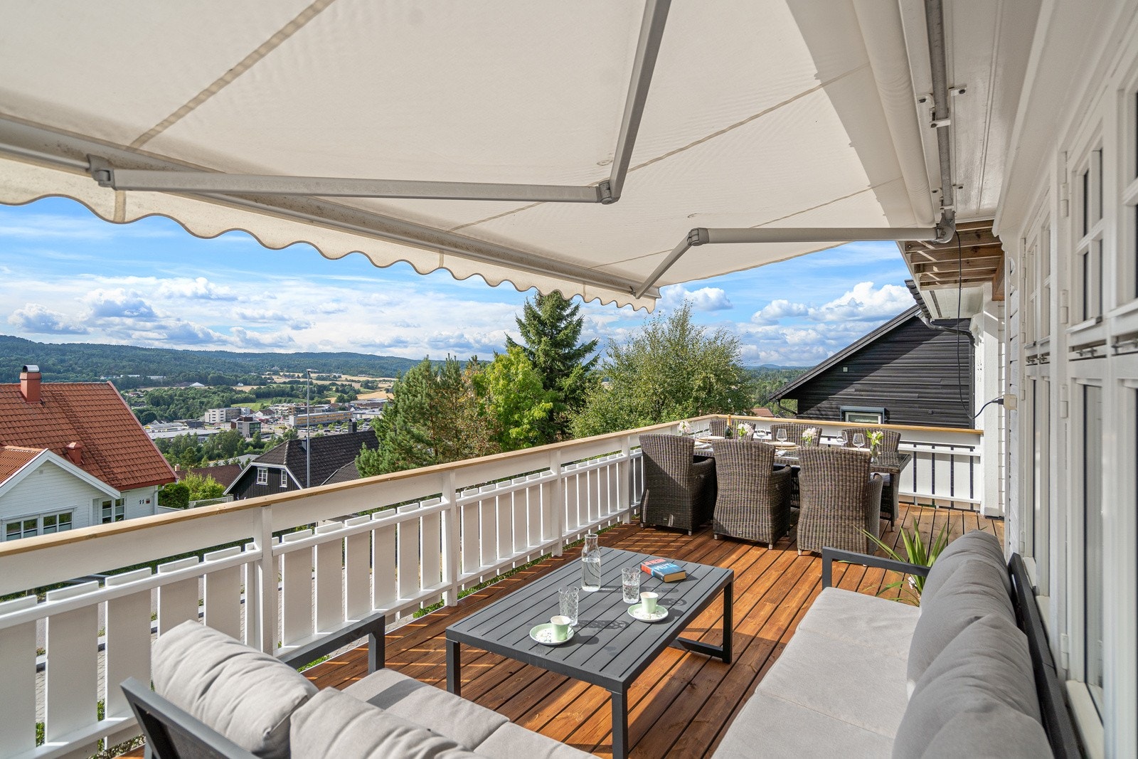 Meget solrik og flott terrasse med markise - nydelig utsikt! Galleribilde