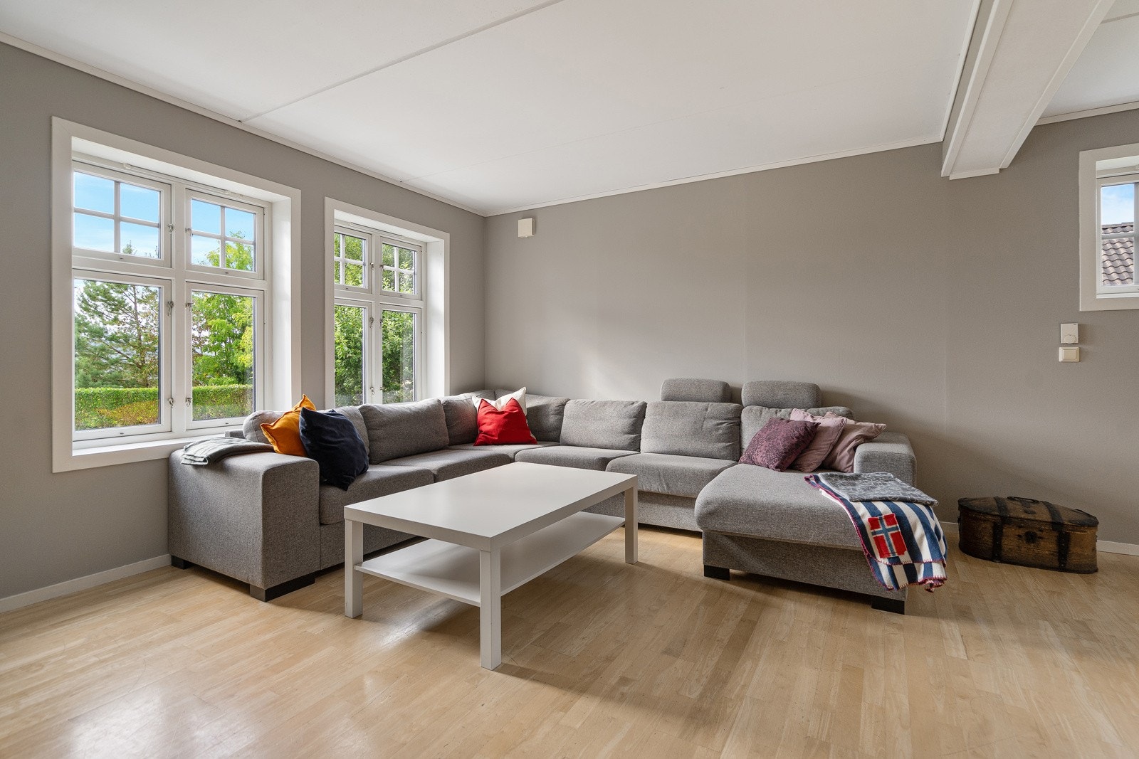 Fin stue med godt med lys Galleribilde