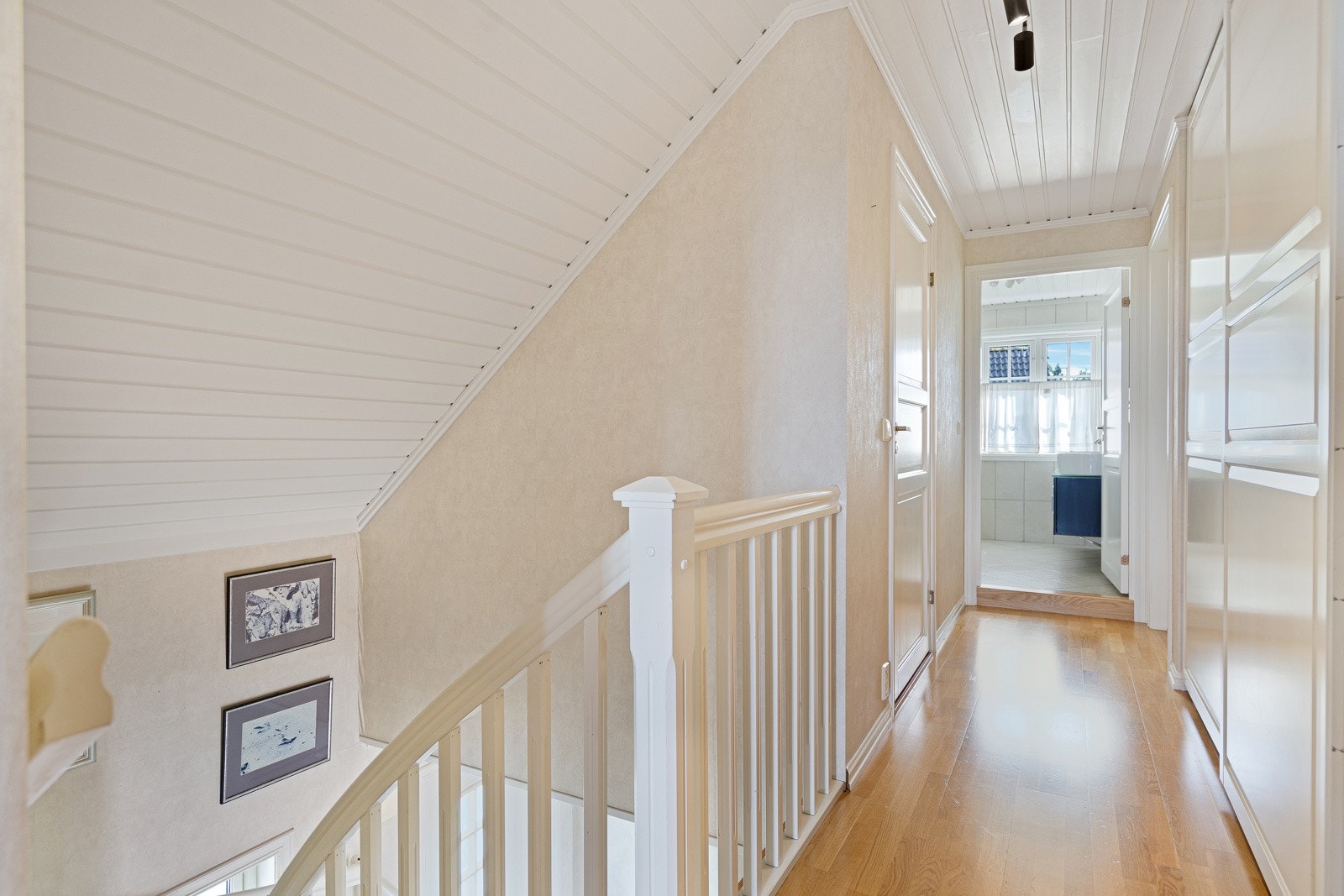 Soveromsgang med adkomst til alle rommene i denne etasjen Galleribilde