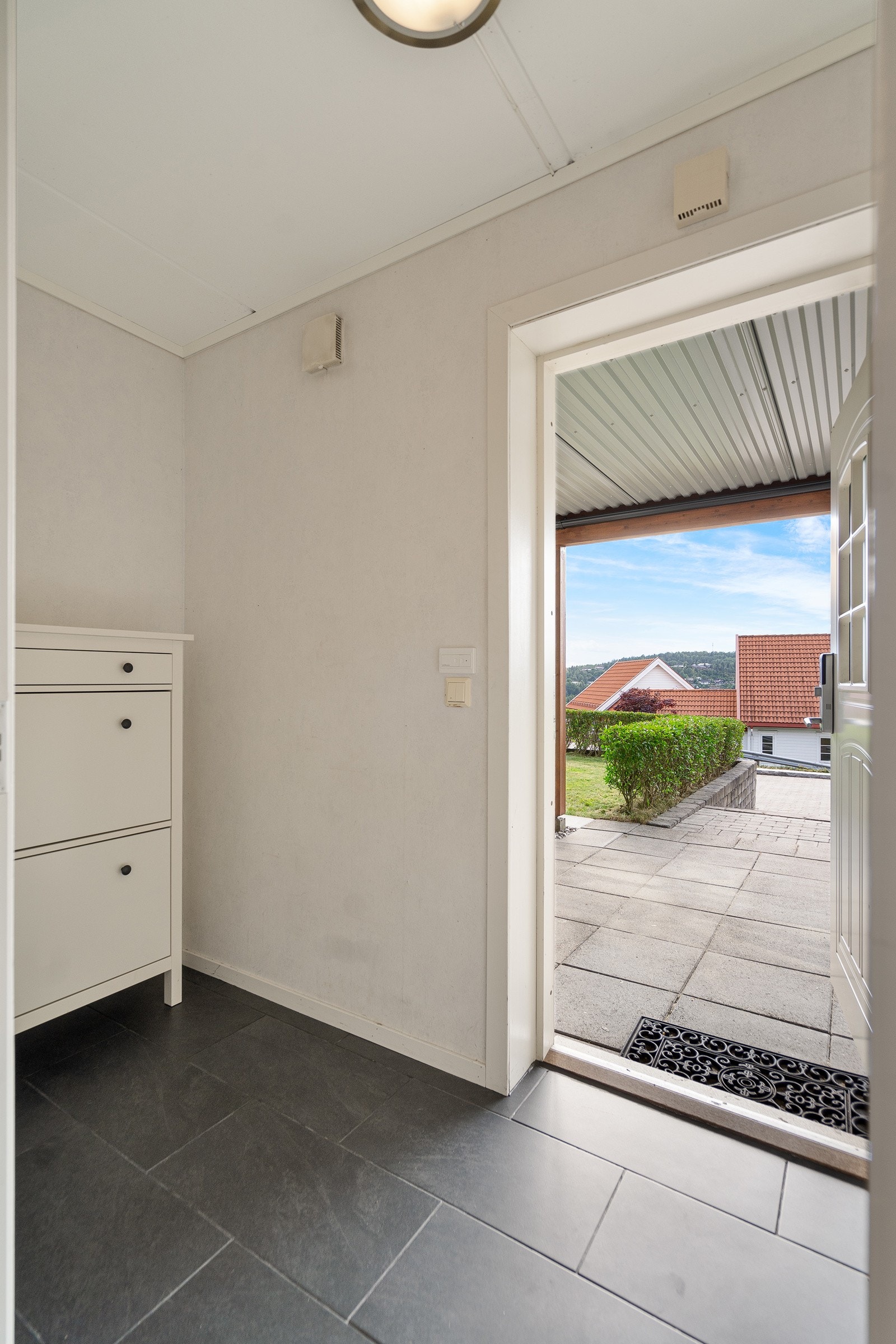 Entré/gang med garderobeplass og fliser Galleribilde