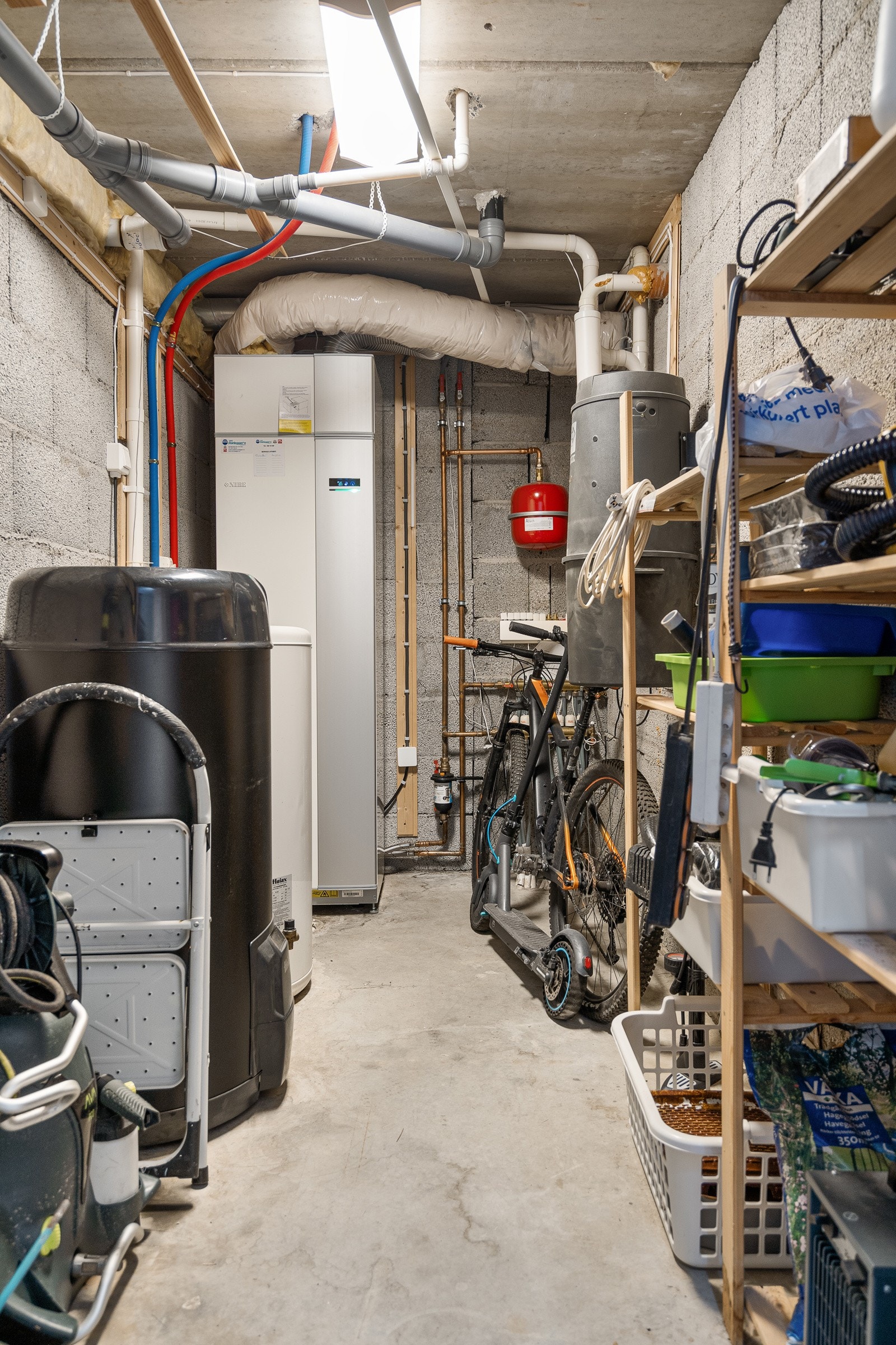 Teknisk rom med utvendig adkomst med nyere varmepumpe Galleribilde