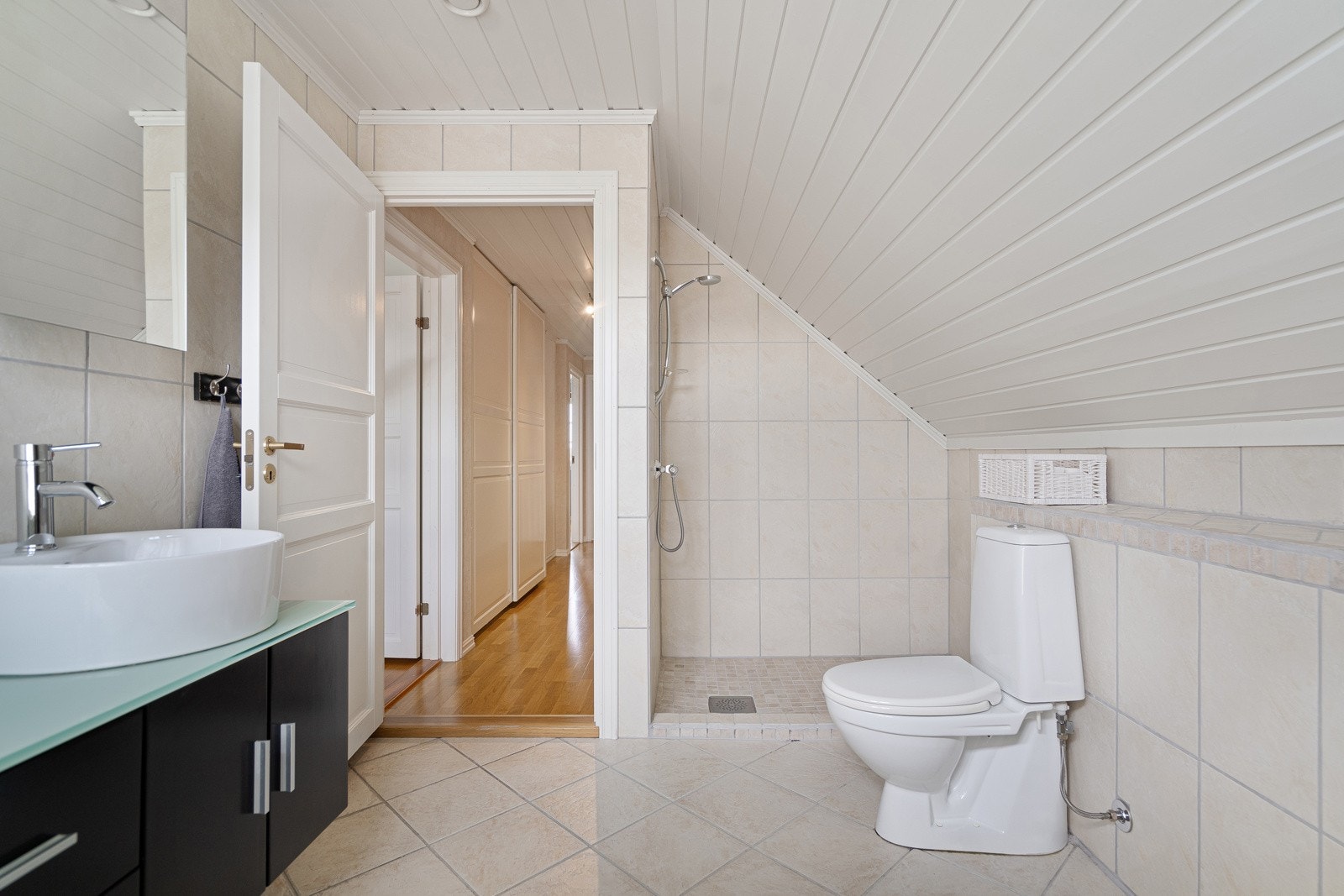 Flislagt baderom i denne etasjen, med dusnisje og opplegg for badekar Galleribilde