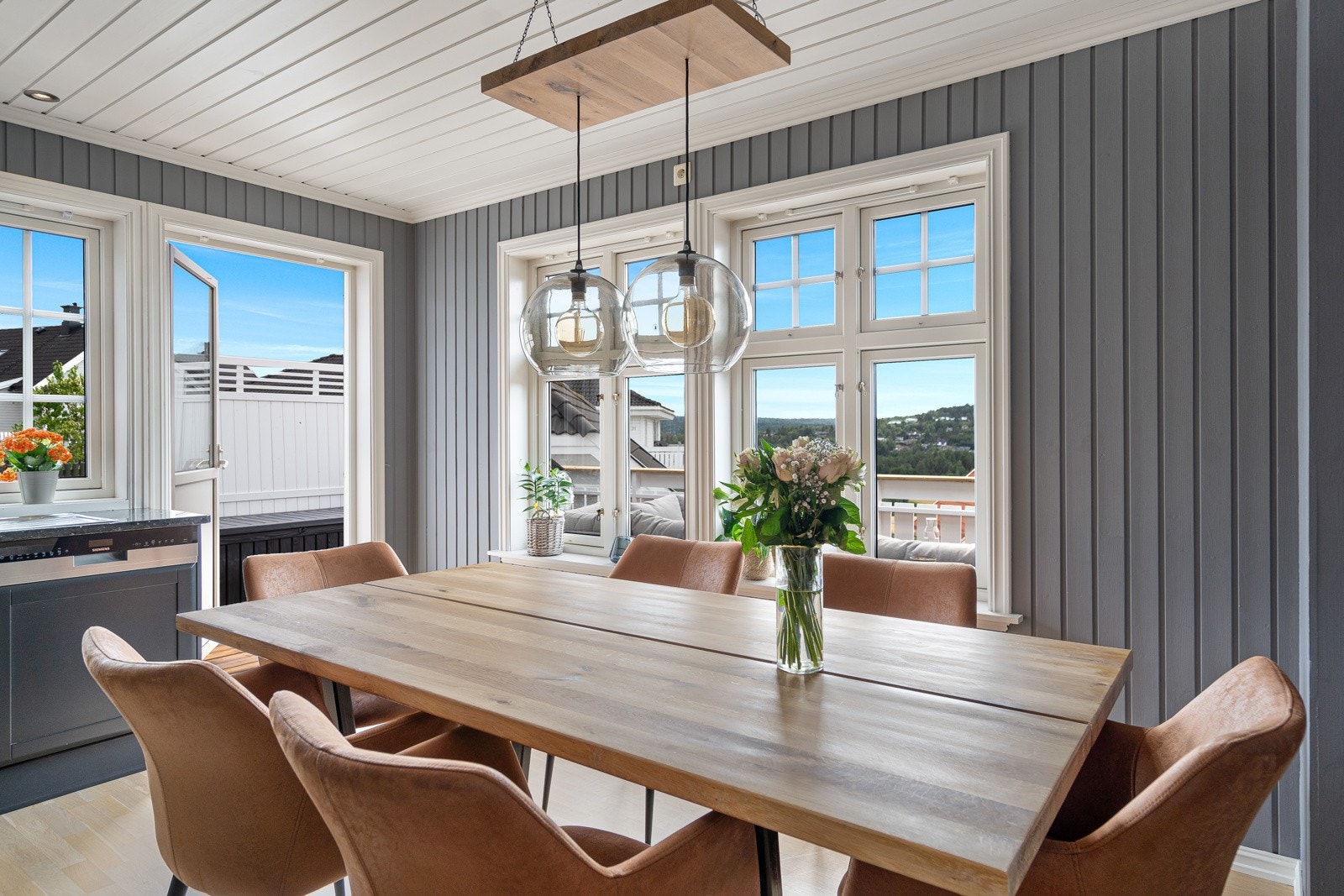 Fin spiseplass på kjøkkenet, som også har dør ut til terrassen Galleribilde