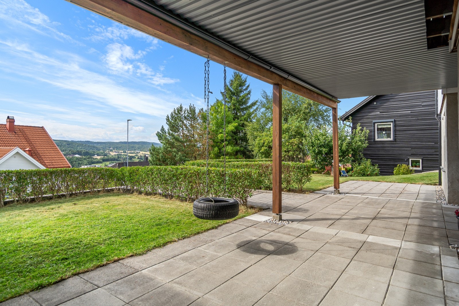 Tettet under terrassen for enklere og renere forhold utenfor sokkeletasjen Galleribilde