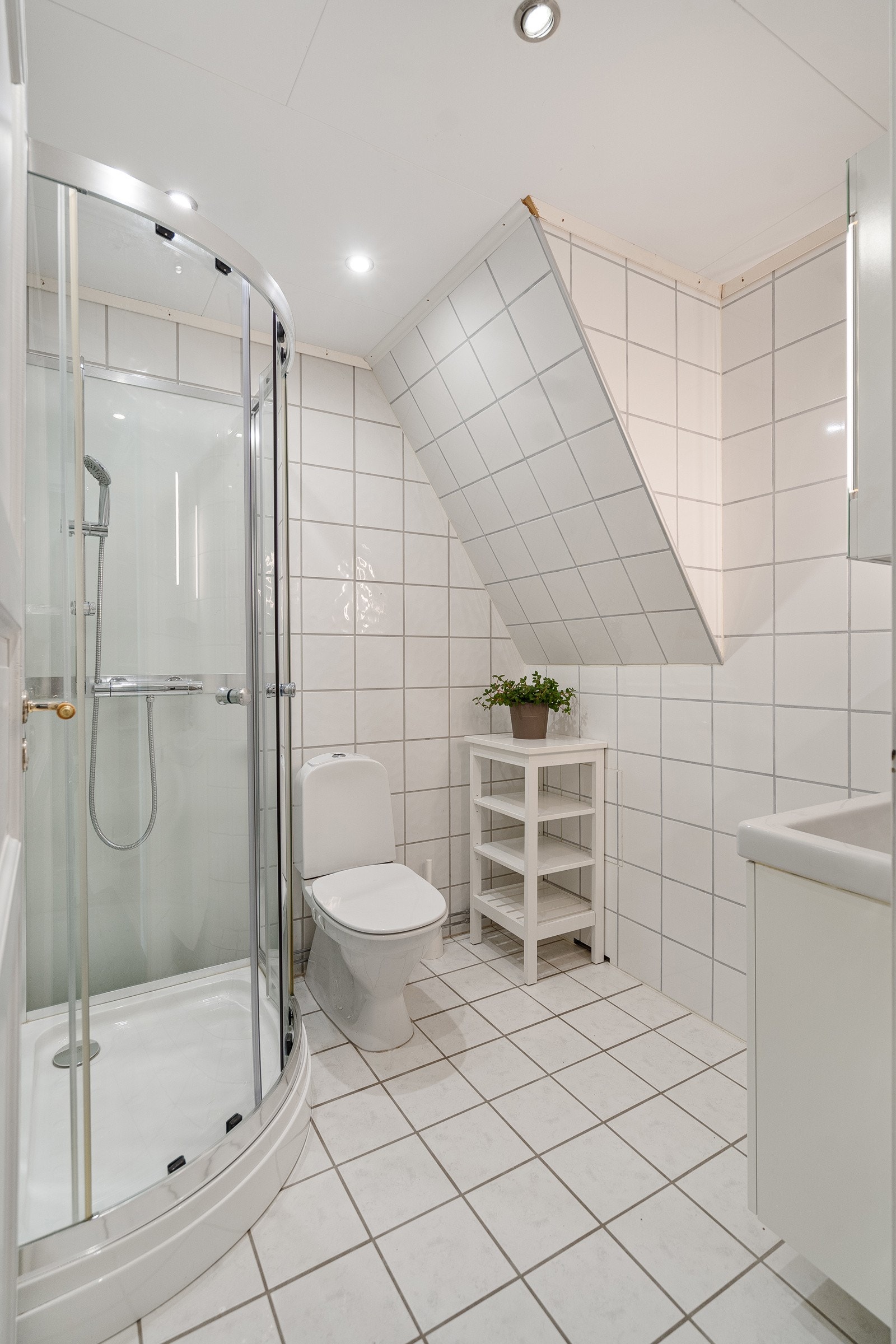 Baderom med dusj, wc og servantinnredning Galleribilde