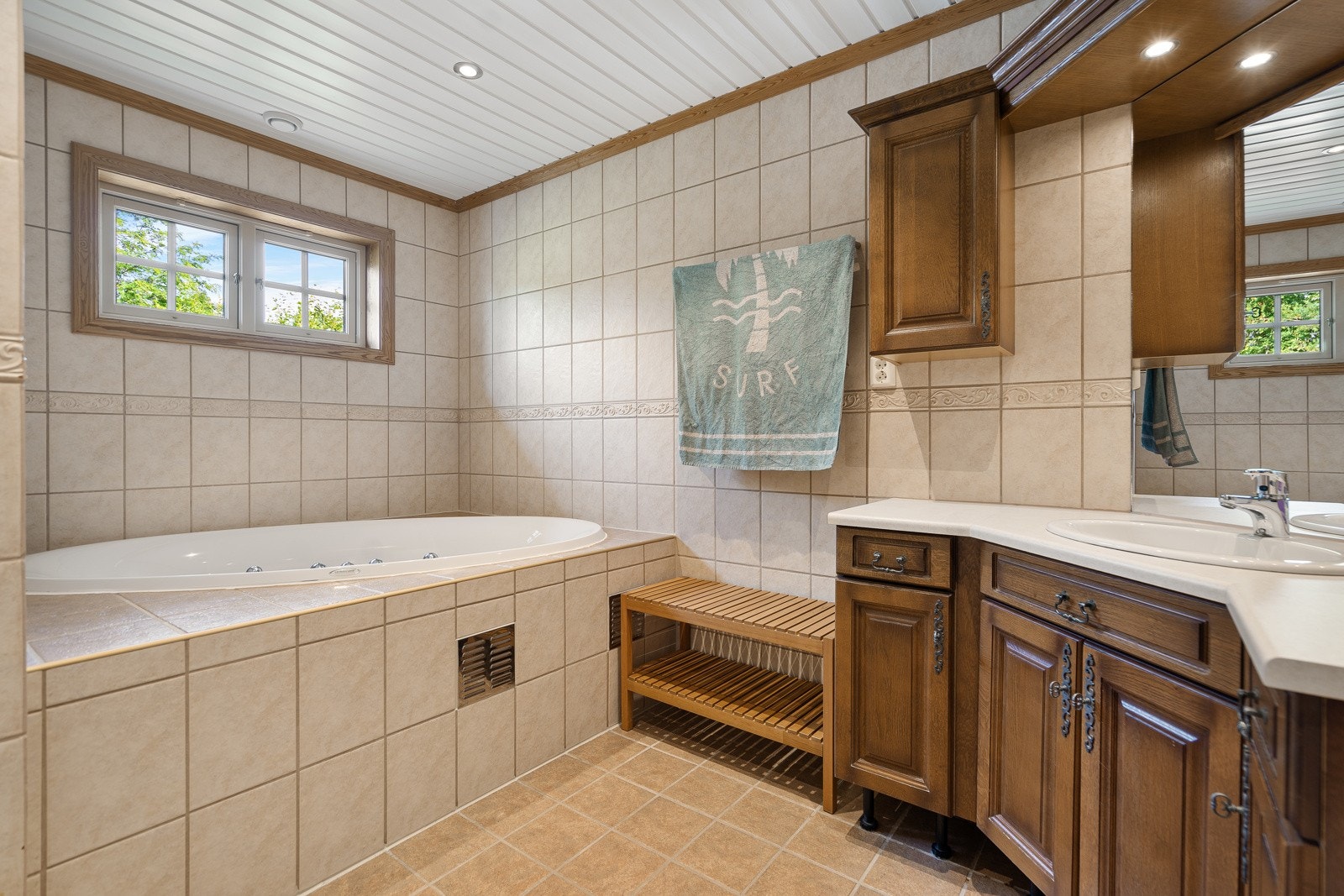 Pent bad med badekar og innredning i fransk landstil, wc og dusjnisje Galleribilde