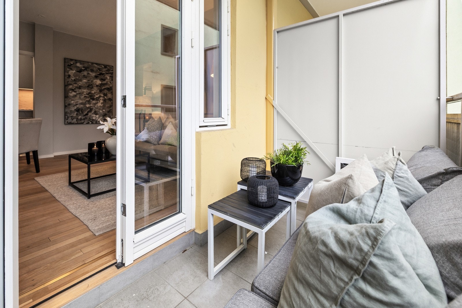 Her får man godt med plass til både sofagruppe og spisegruppe på hver sin balkong. Galleribilde