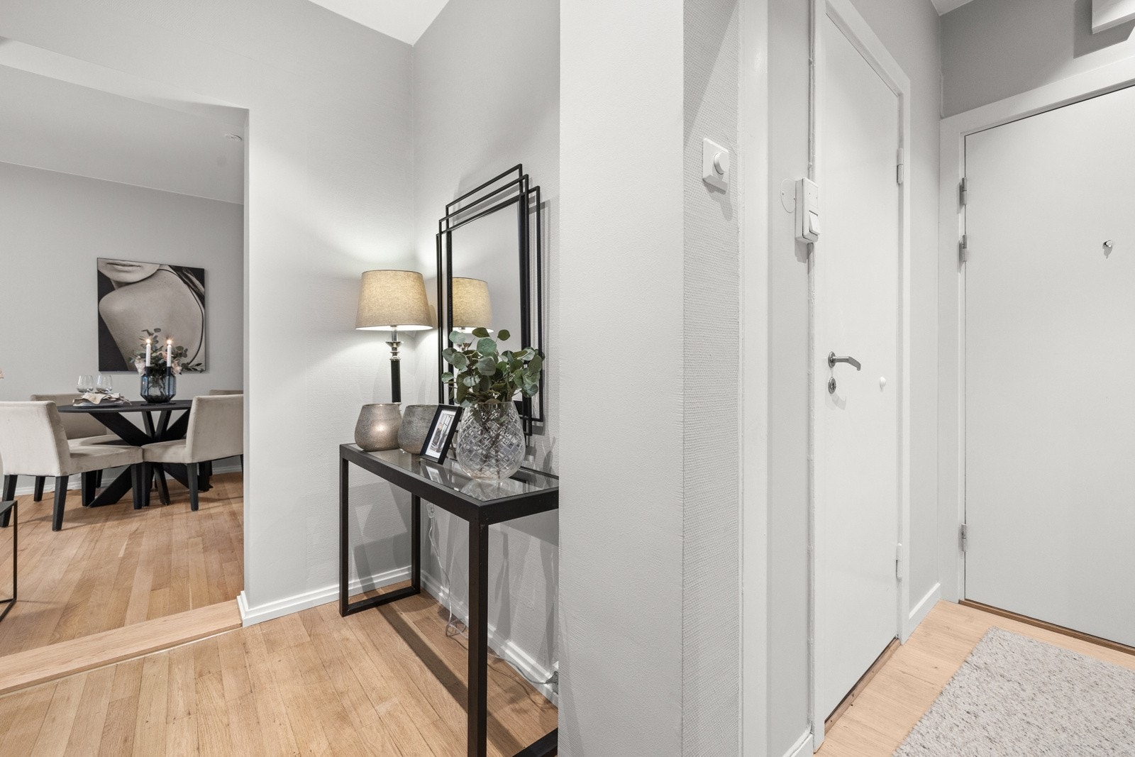 Velkommen inn! Ditt første møte med denne lekre boligen er en lys og innbydende entré. Galleribilde