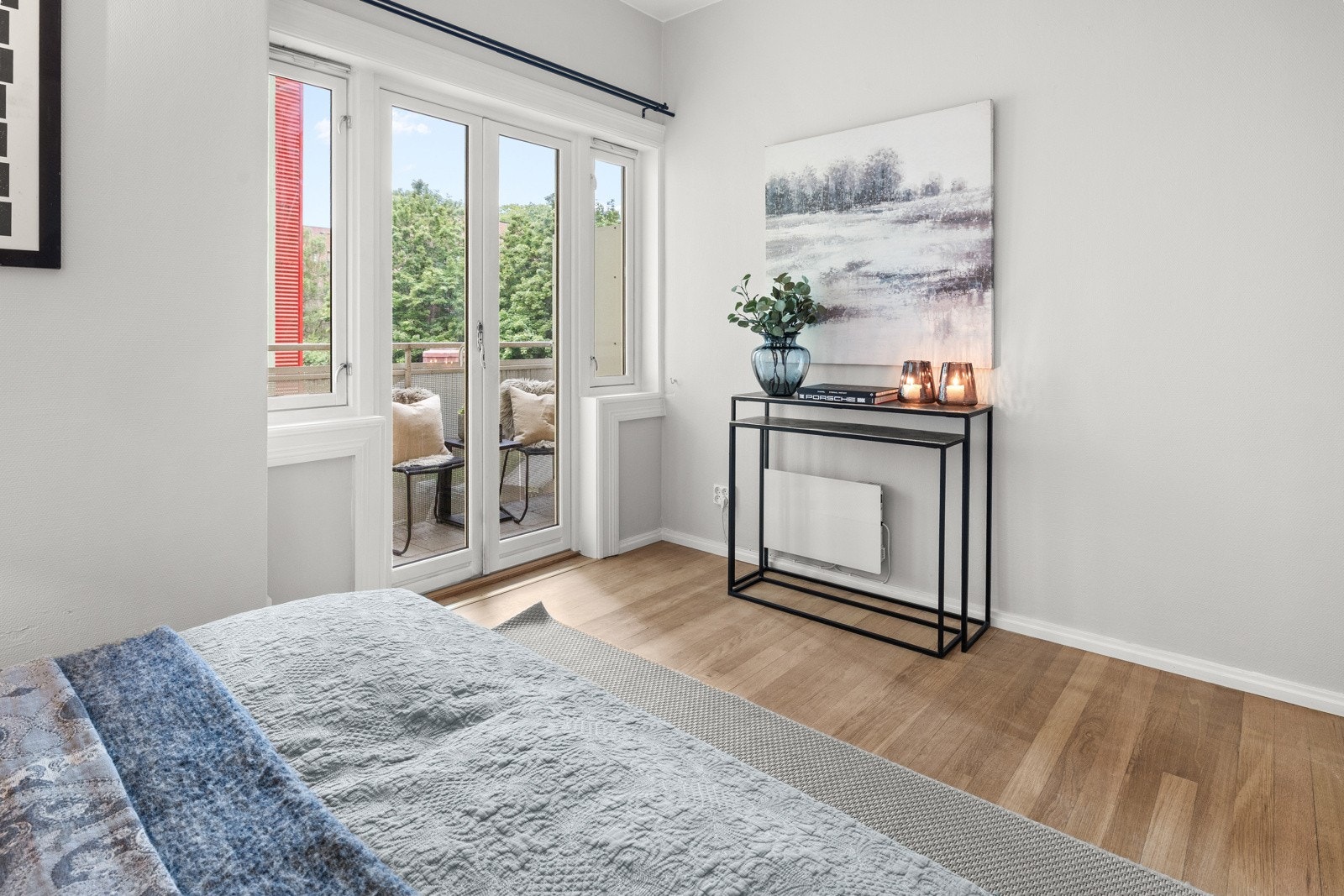 Fra soverommet har man utgang til den andre av boligens to balkonger. Galleribilde