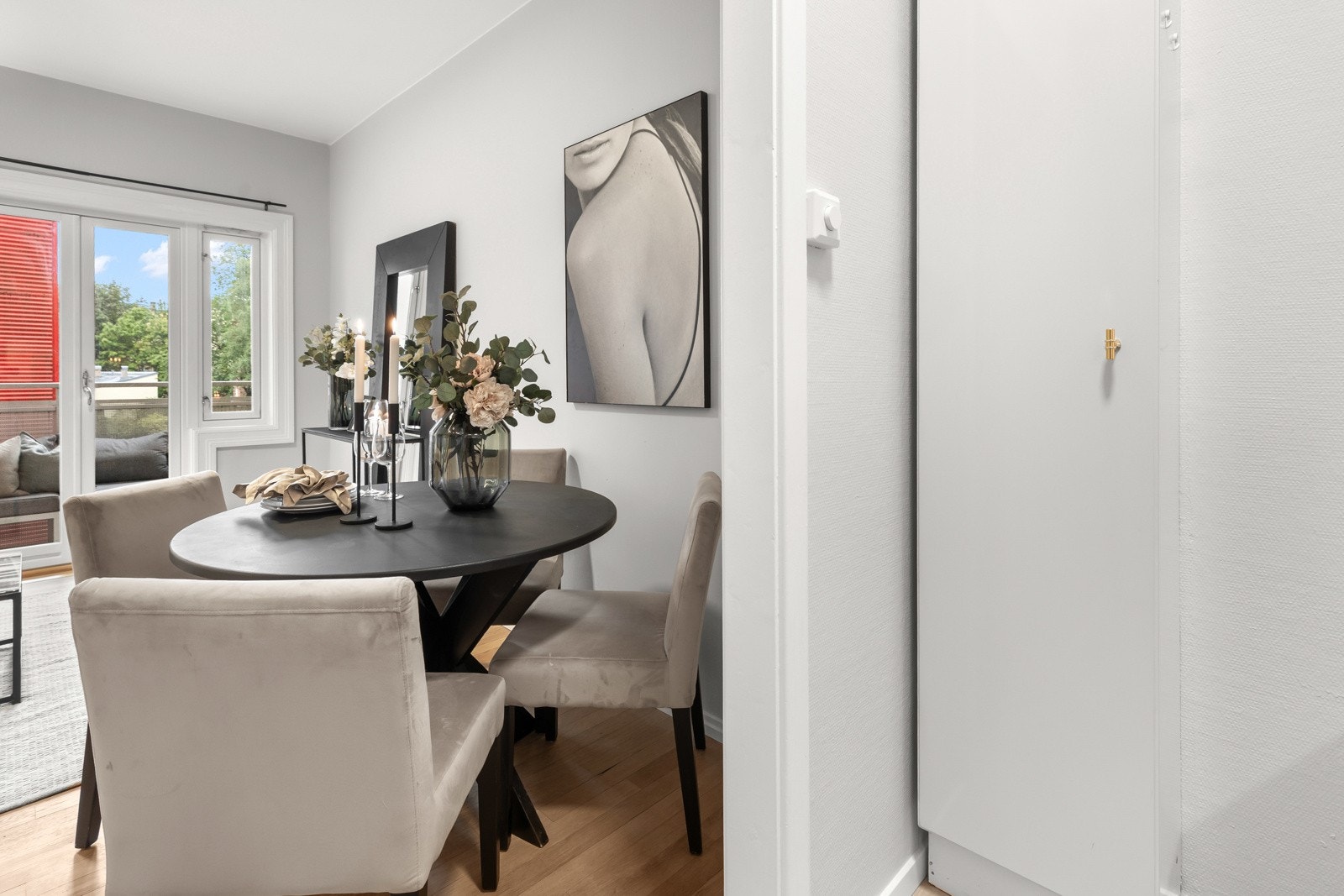 Spisestuen finner sin naturlige plass i tilknytning kjøkkenet. Galleribilde