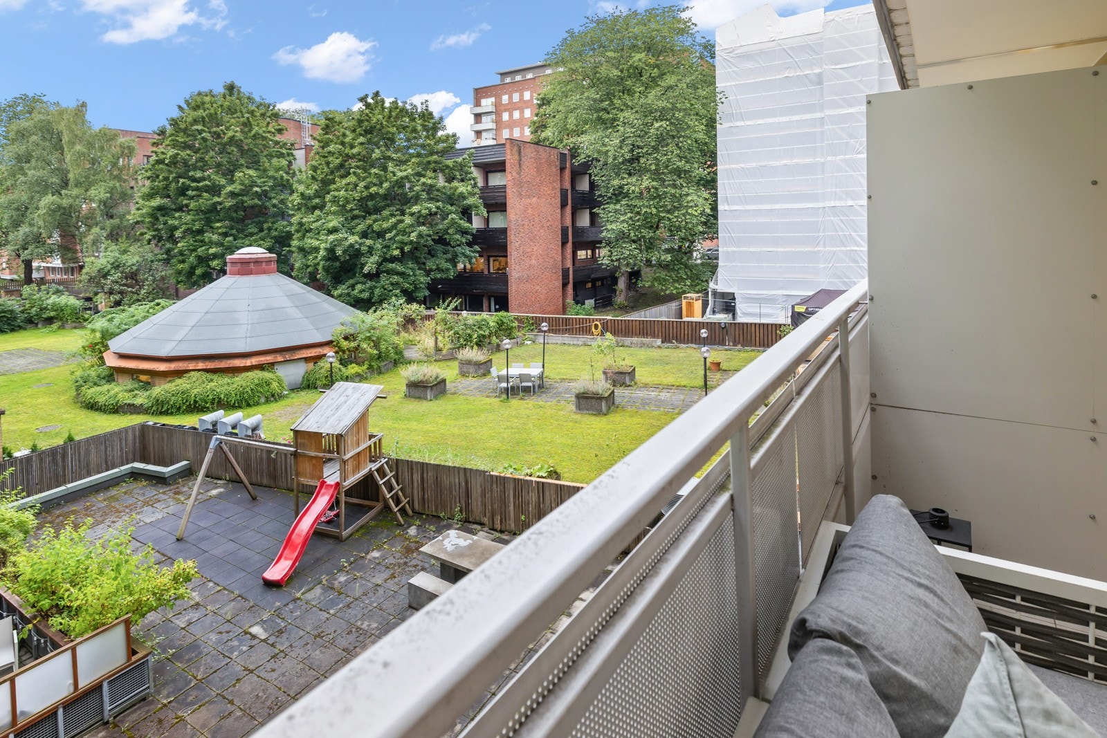 Den første av de to balkongene har utgang fra stuen og måler 4,8 kvm. Galleribilde