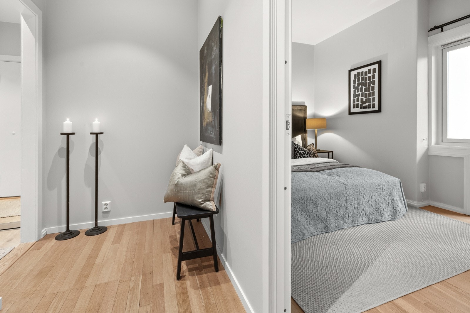 Soverommet er av generøs størrelse med god plass til en stor dobbeltseng med tilhørende nattbord på hver side. Galleribilde