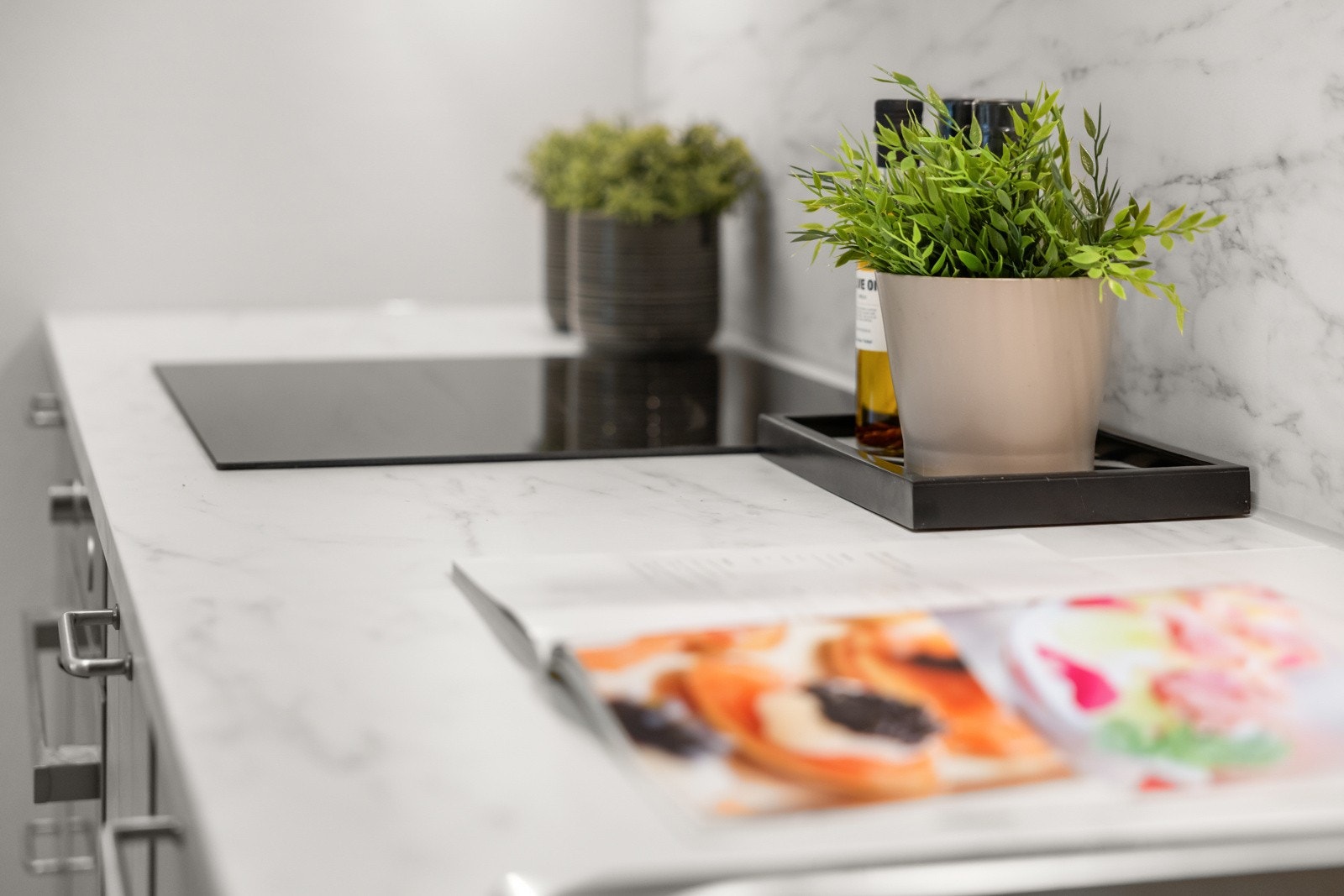 Kjøkkenet er av generøs størrelse med rikelig med plass både i skuffer, skap og på benk. Her ligger alle forhold til rette når husets kokk skal i sving. Galleribilde