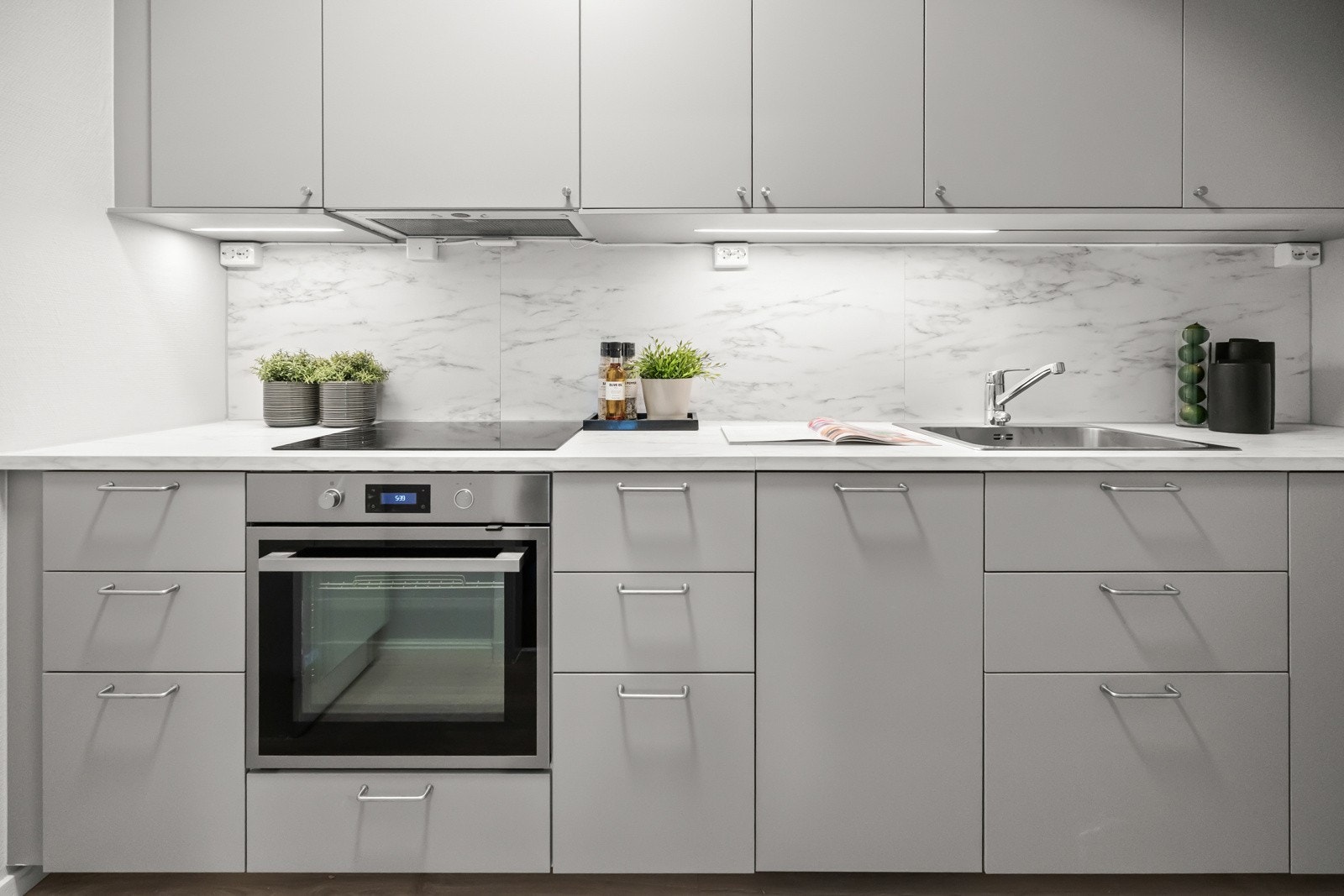 Det lyse og lekre kjøkkenet består av Ikea-kjøkkeninnredning fra 2024 med glatte fronter, laminat benkeplate, kitchenboard over benk, samt lys under overskap. Galleribilde