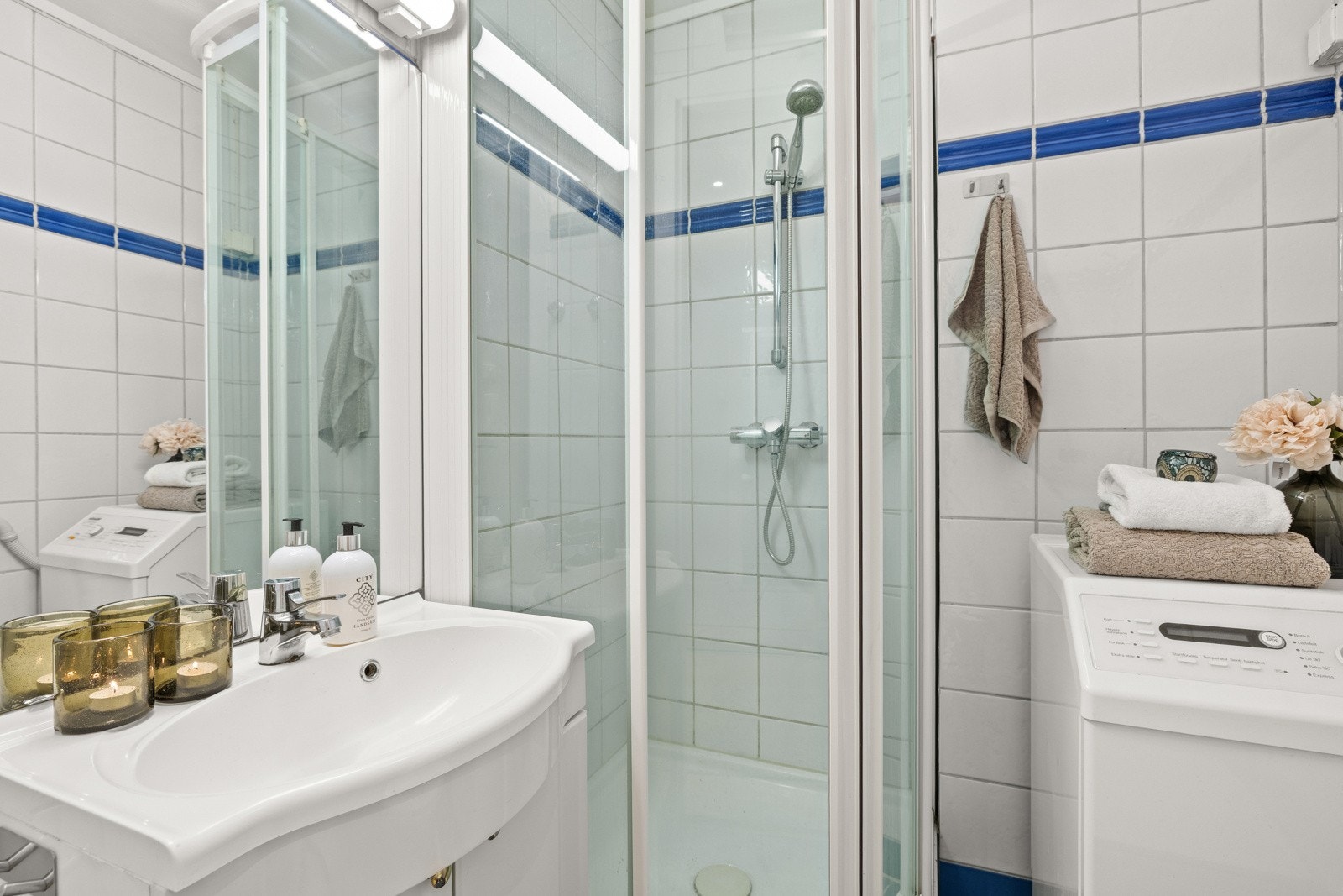 Vi beveger oss videre til det flislagte baderommet. Galleribilde