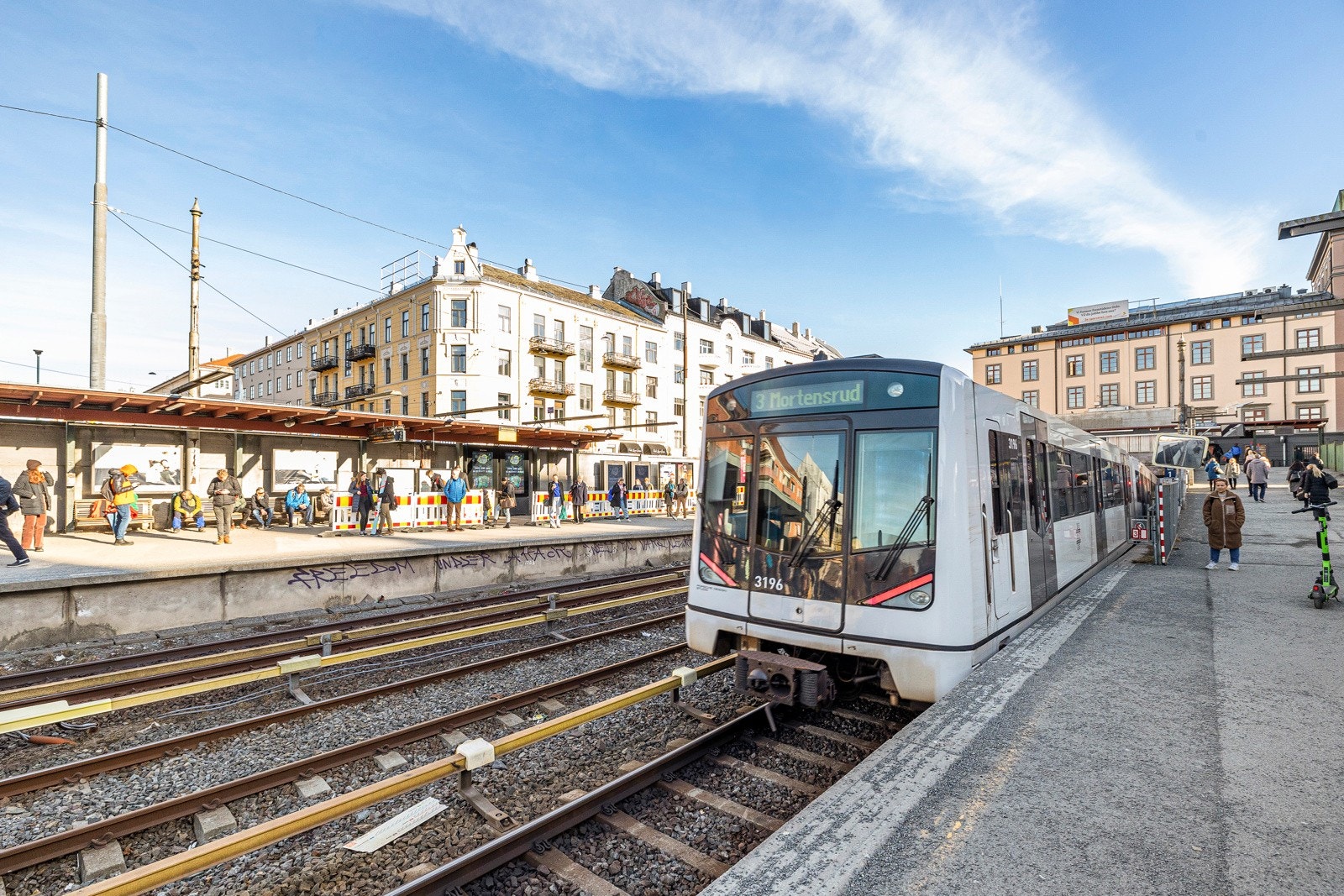 Leiligheten har meget sentral beliggenhet med enkle transportmuligheter til hele Oslo og omegn. Majorstuen T-banestasjon, som er et av byens viktigste kollektivknutepunkter, ligger kun 5 minutters gange unna. Her har du tilgang til alle Oslos T-baner. Galleribilde