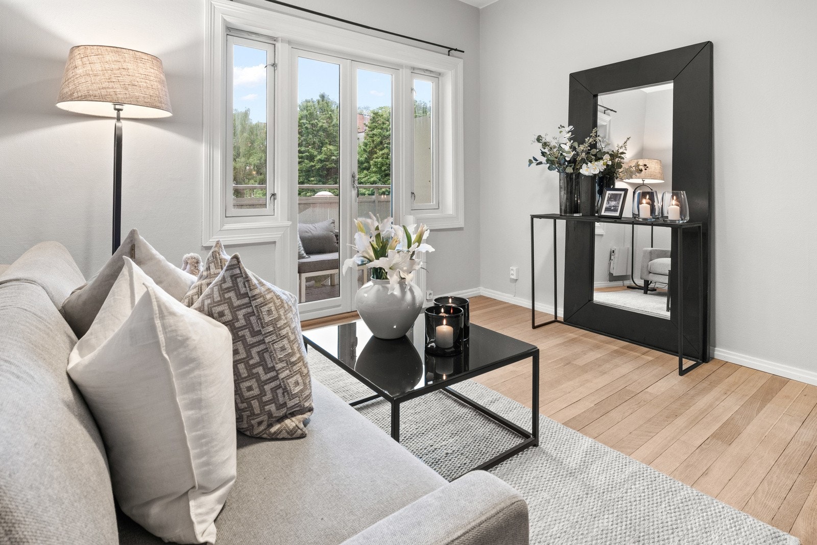 Det er god plass for stor sofagruppe med tilhørende mediebenk Galleribilde