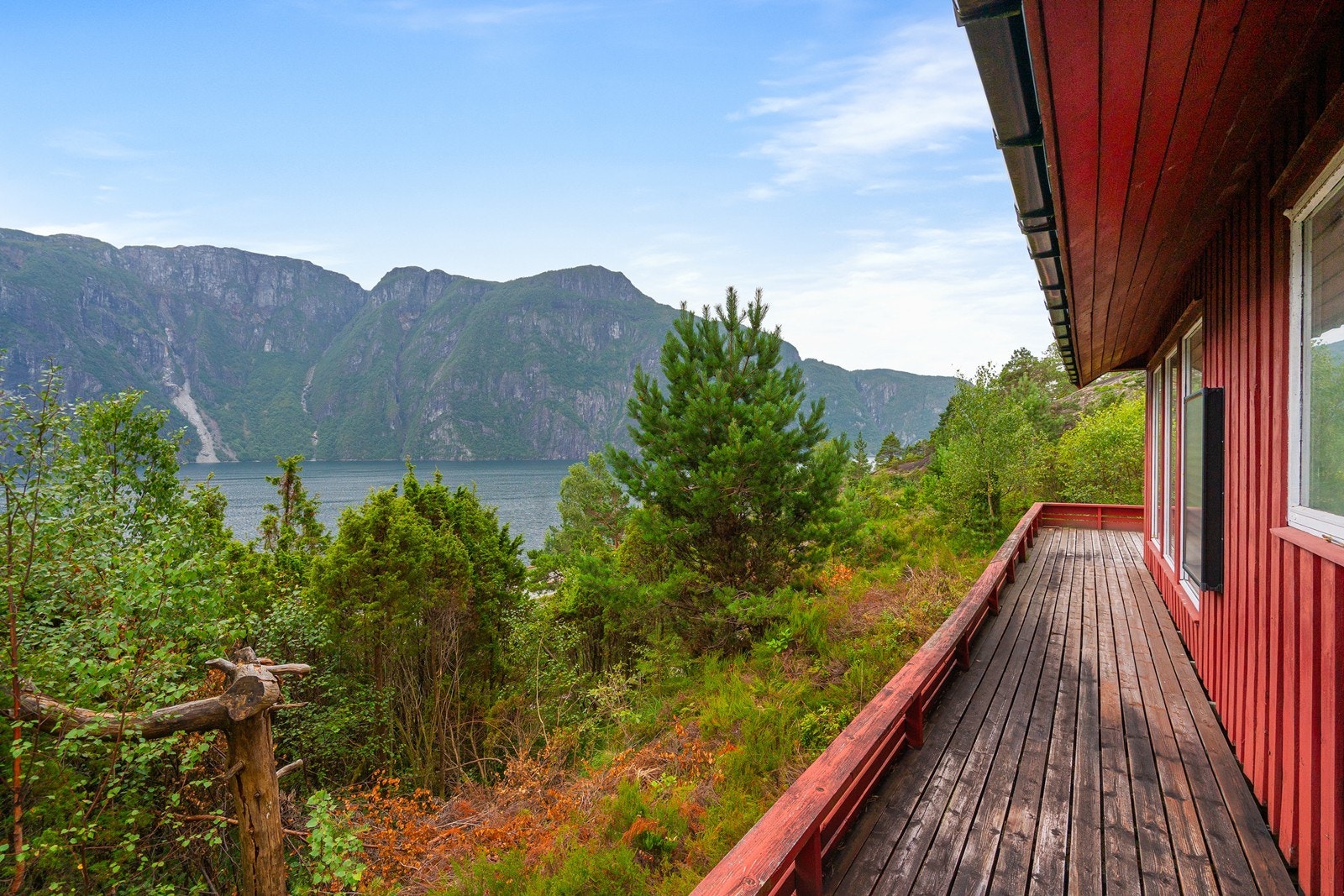 Hytta er innredet på en måte som gir en funksjonell og praktisk planløsning. Den baseres på 12V-anlegg som lades via solcelle og aggregat. De fleste strømpunktene har både 12V-tilkobling og uttak for 220V. Galleribilde