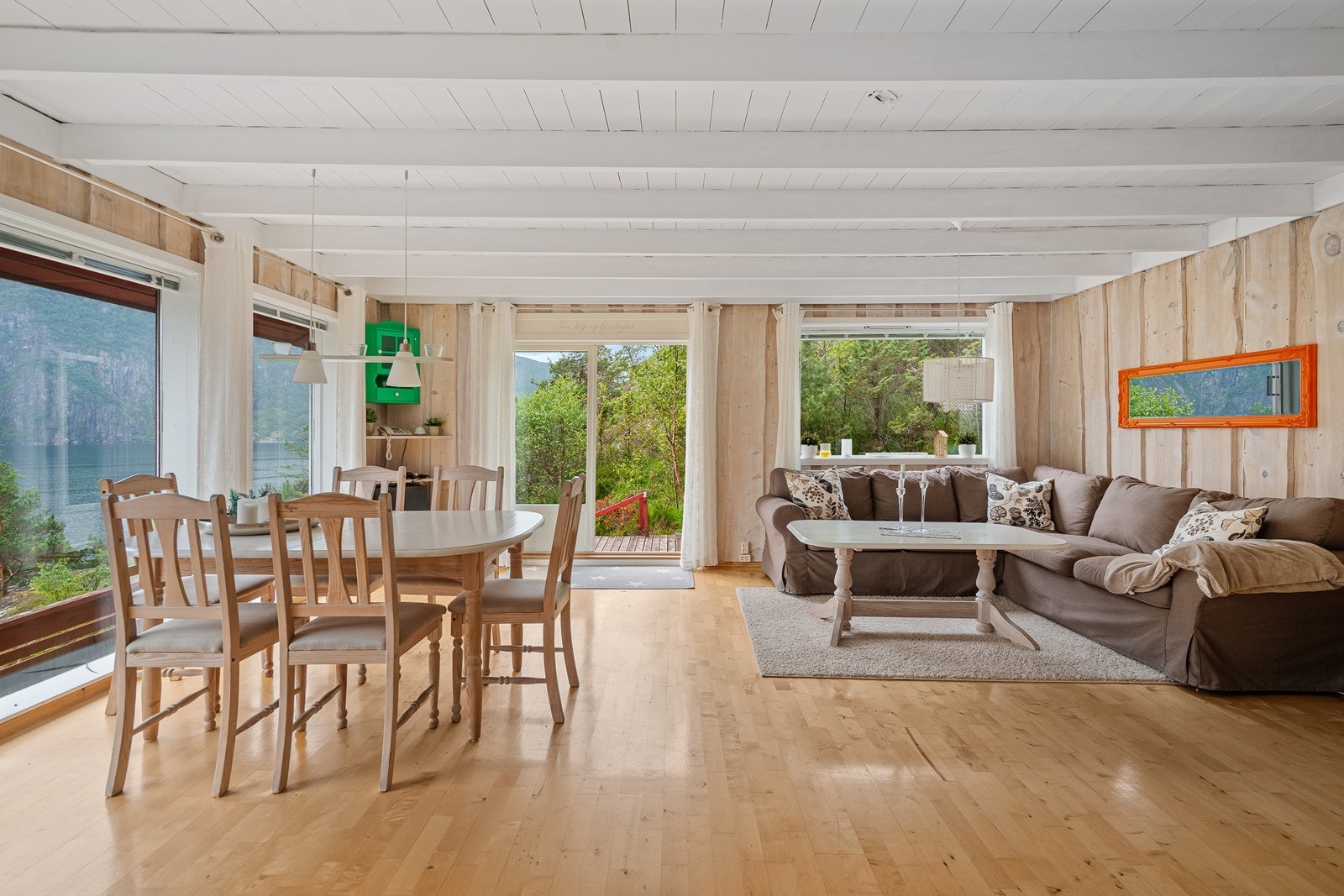 Romslig oppholdsrom med god plass! Galleribilde