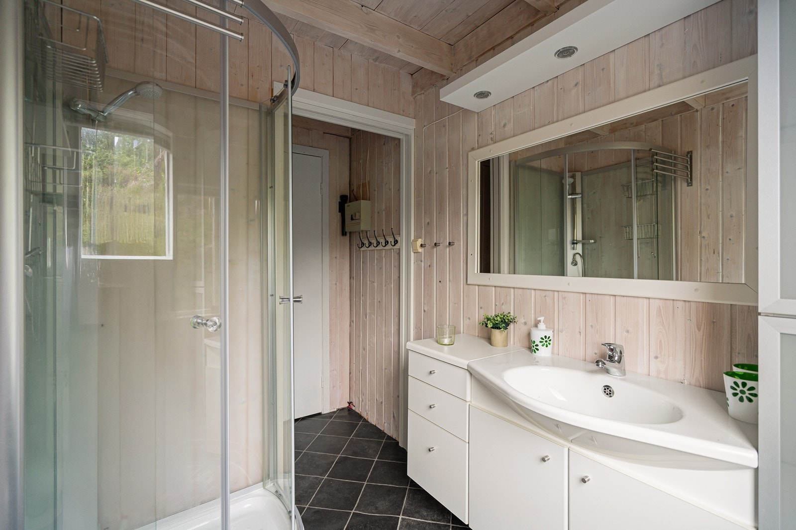 Baderommet består av dusj, baderomsinnredning med god lagerplass og elektrisk kverndo. Galleribilde