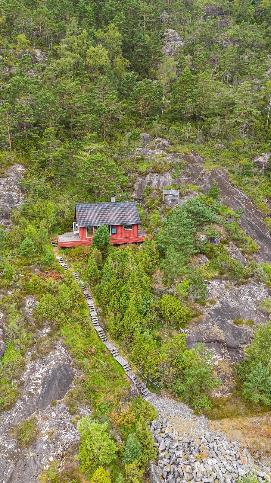 Til Sand sentrum tar det i overkant av en halvtime, hvor man finner et hyggelig sentrum med butikker og servicetilbud. Galleribilde