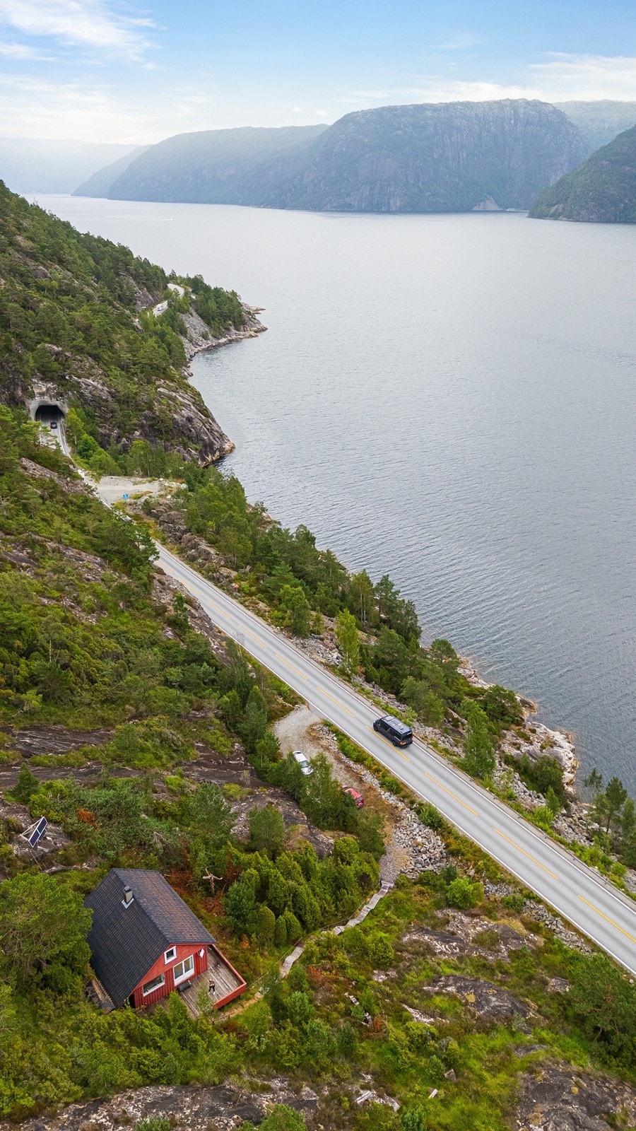 Rett utenfor hyttedøren finner du flotte turmuligheter, med umiddelbar nærhet til variert og spennende turterreng. Galleribilde