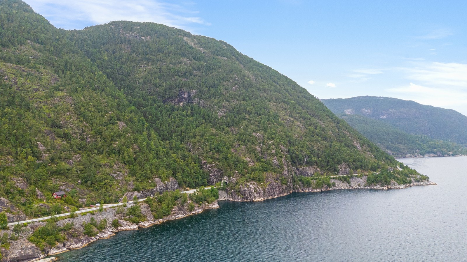 Hytta står på festetomt og har en attraktiv plassering for deg som ønsker en kombinasjon av fjord, fjell og friluftsliv, samtidig som du har rimelig nærhet til daglige nødvendigheter og byliv. Galleribilde