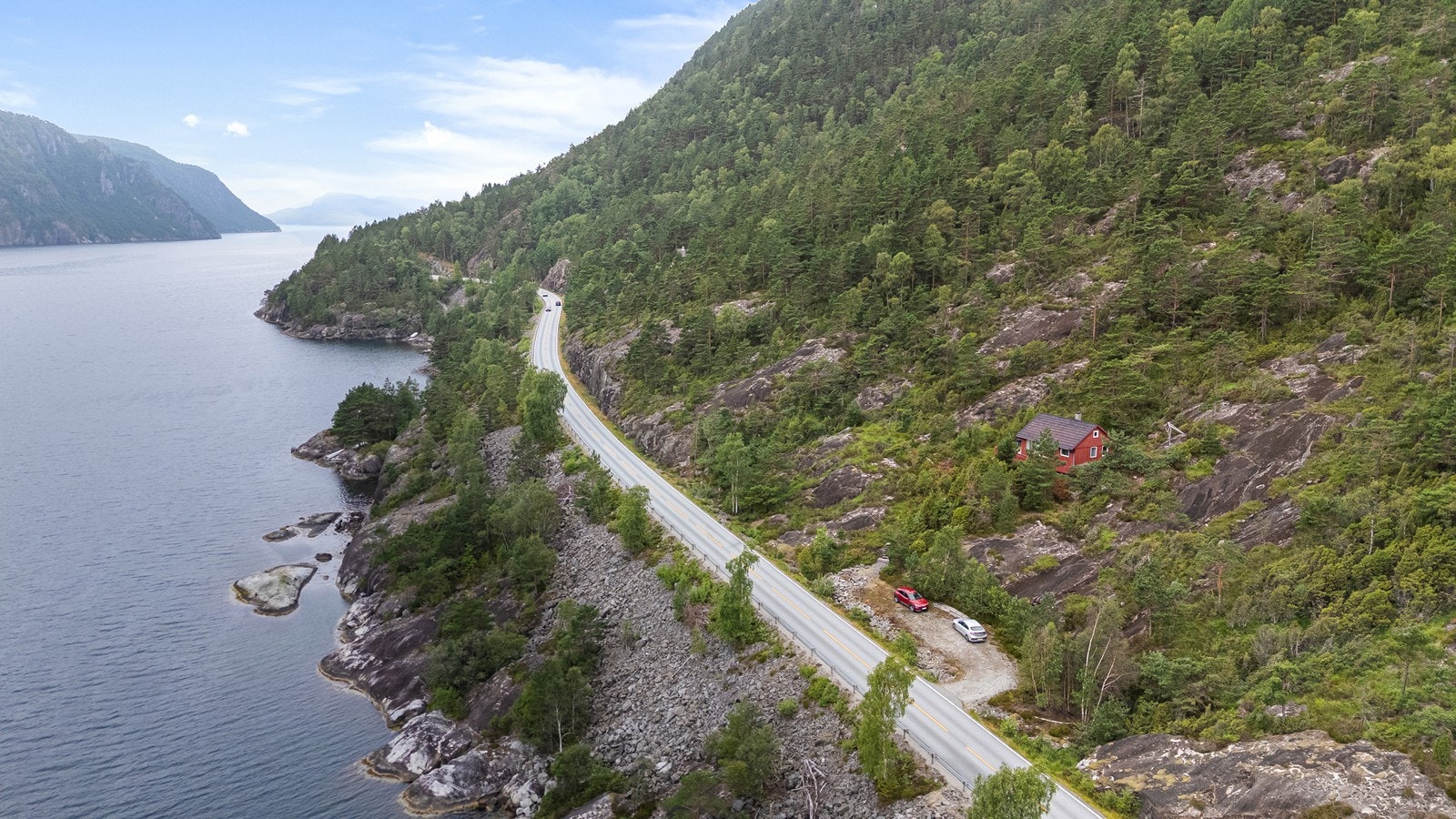 Med kun ca. 15 minutters kjøring til Hjelmeland ved planlegging av ferje fra Nesvik og rundt 10 minutter til nærmeste dagligvarebutikk (Coop Vadla), er det lett å kombinere hyttelivet med praktiske ærend. Galleribilde