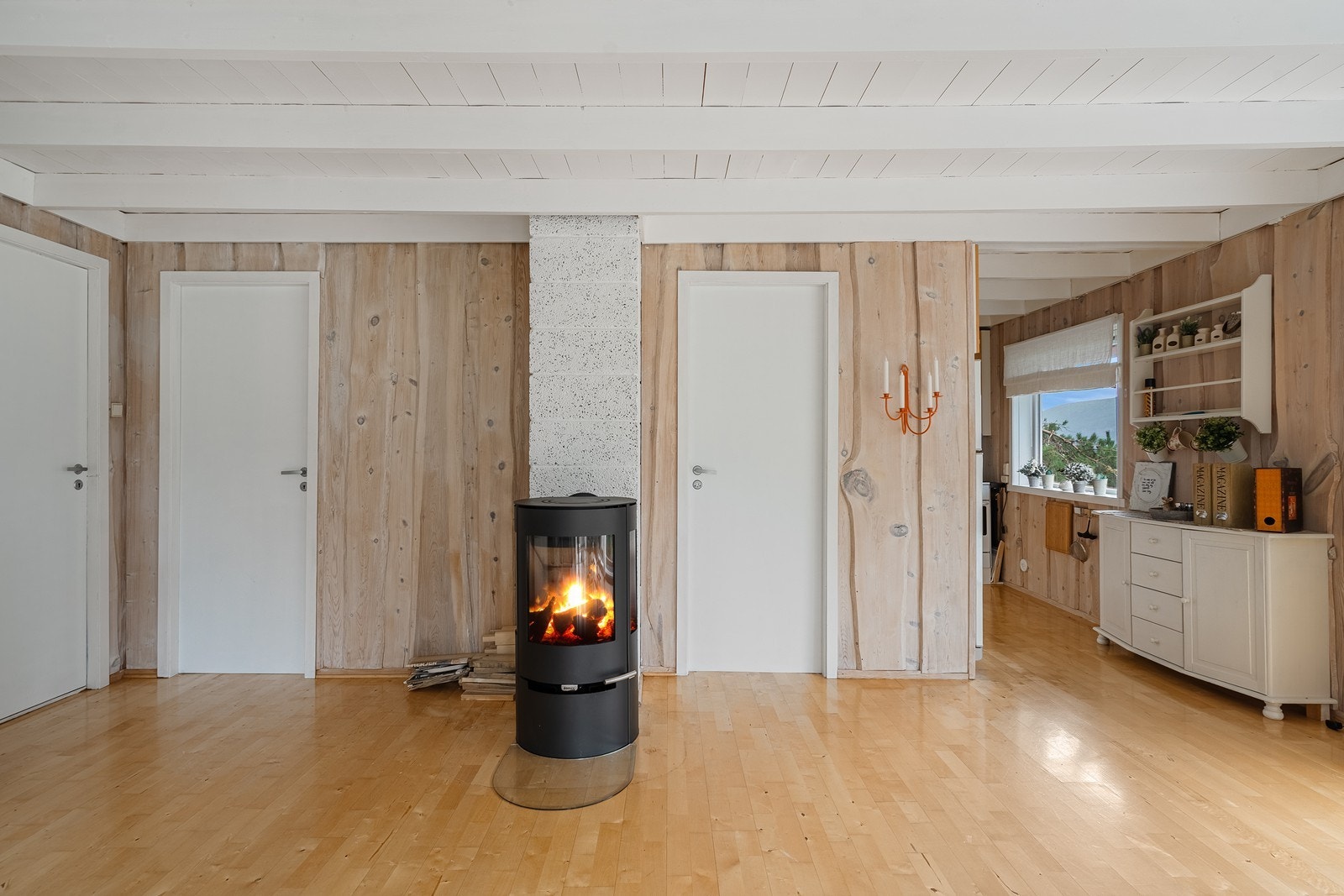 Hytta har en peis som varmer godt på kjølige dager! Galleribilde