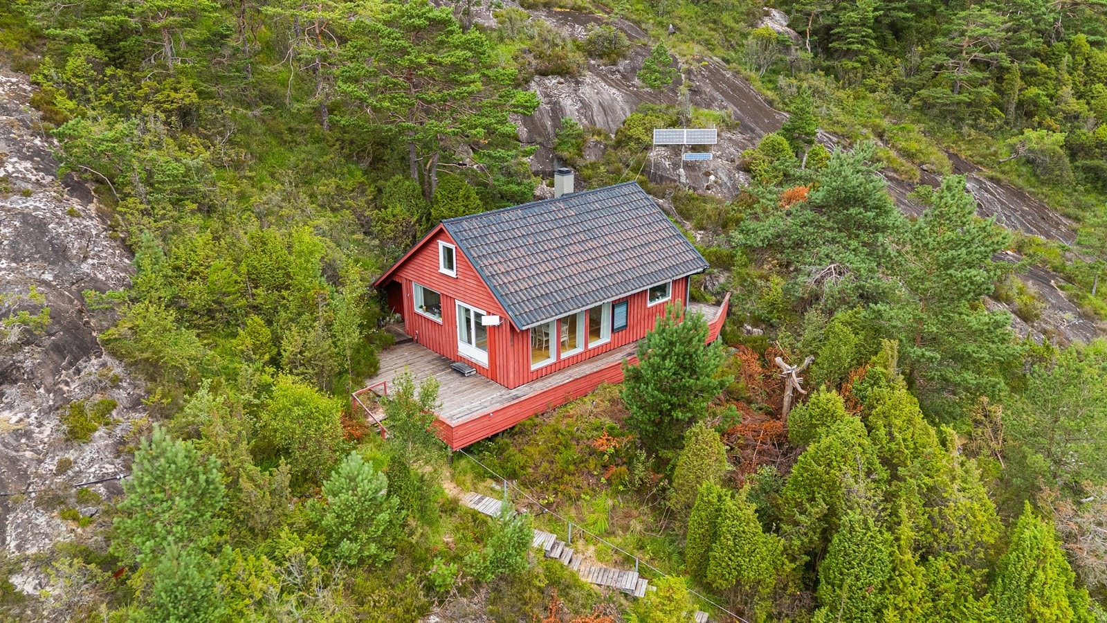 Beliggenheten gir korte avstander til både sjø og natur, og her kan man nyte både badeliv, fiskemuligheter og turer i det varierte fjell- og fjordlandskapet. Galleribilde
