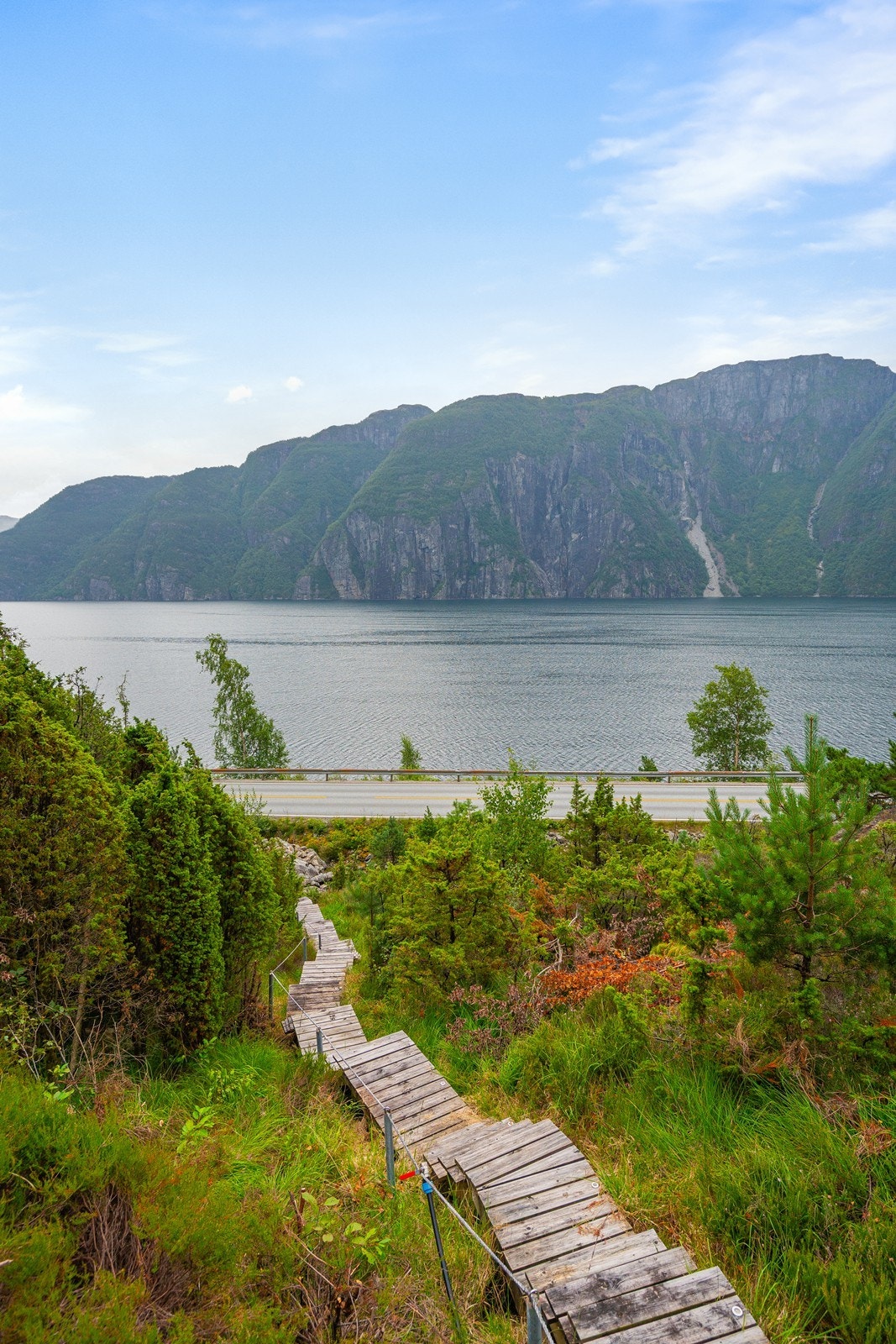 Fra parkeringsplass og opp til hytta er det tretrapp. Fra eiendommen ser du opp mot majestetiske Skomakernibba, som gir en flott ramme rundt utsikten. Galleribilde