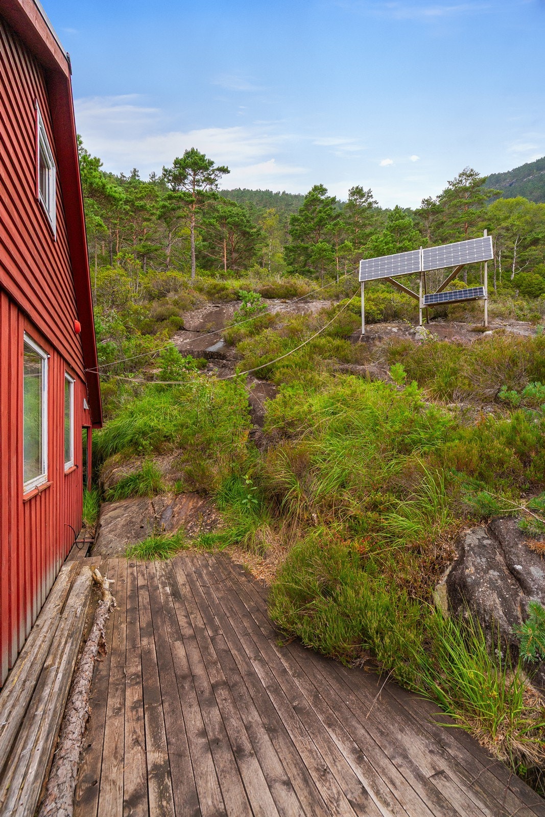 Rett innenfor inngangspartiet finnes et praktisk lagerrom. På baksiden av hytta er det i tillegg overbygd lagerplass. Galleribilde