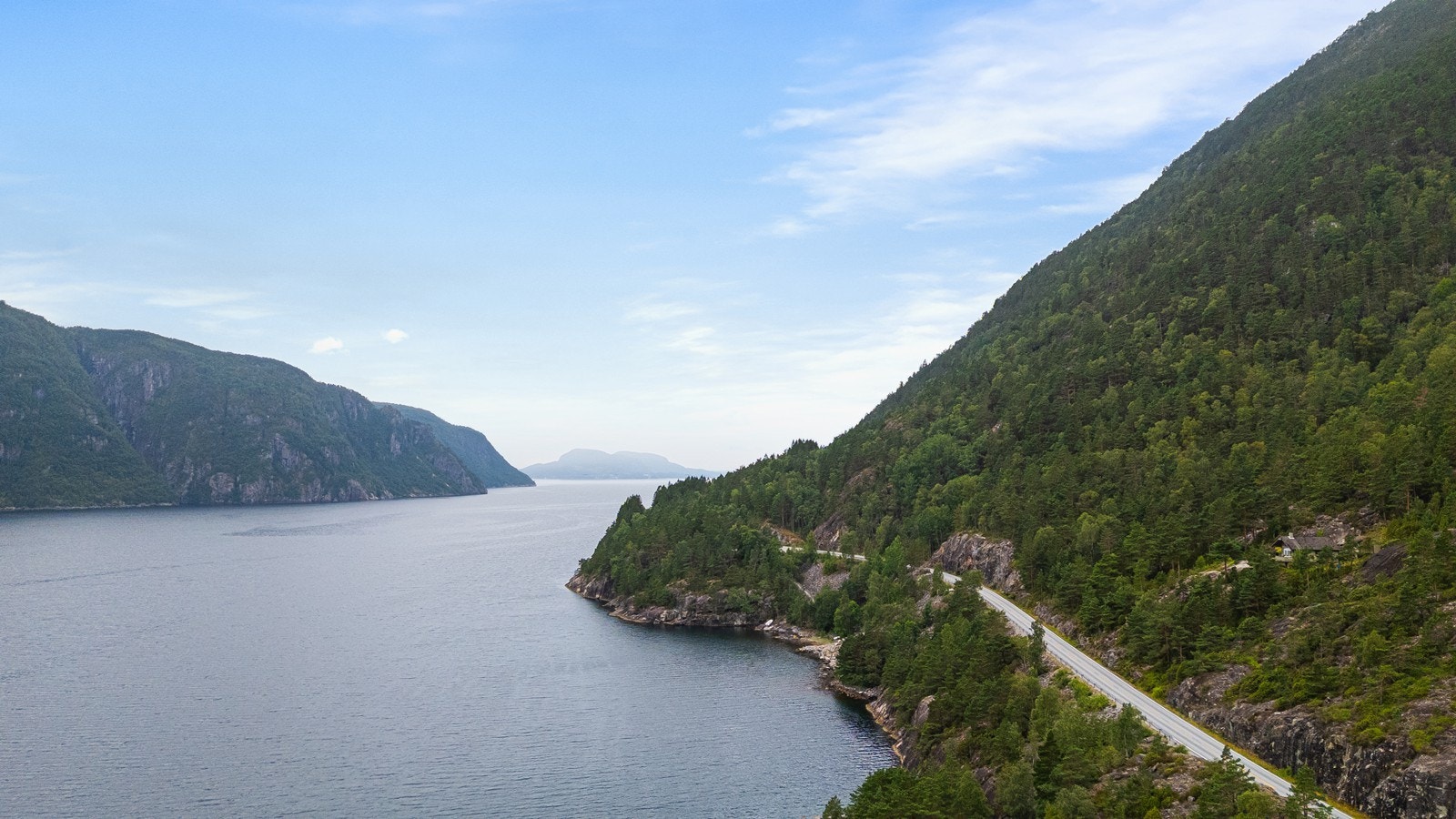 Hytta ligger i underkant av 2 timer fra Stavanger sentrum, og har gode forbindelser videre innover Ryfylke. Galleribilde