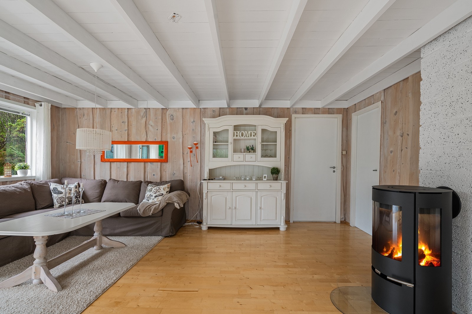 Veggene er villmarkspanel, og gulvet er lys parkett. Galleribilde