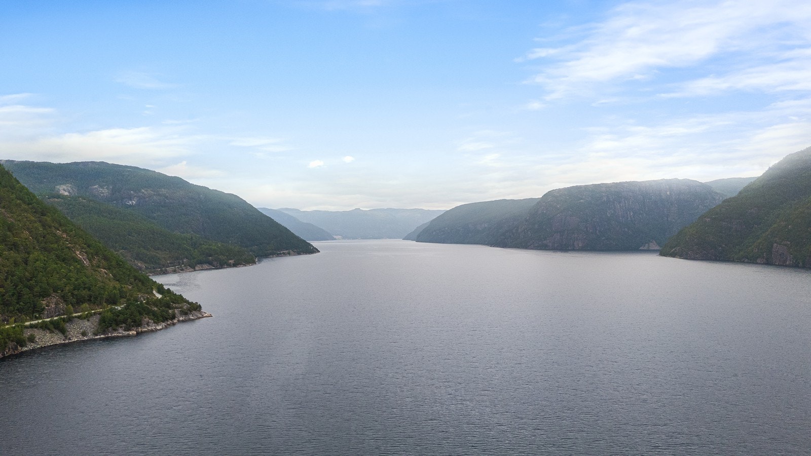 Hytta ligger sørvendt med flott utsikt utover den vakre Jøsenfjorden. Galleribilde
