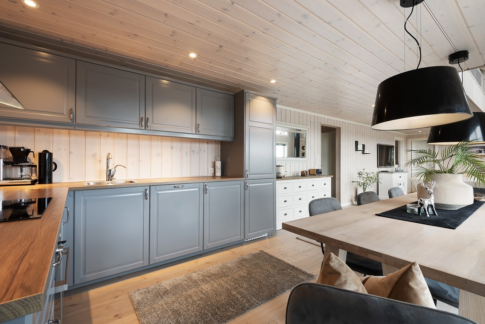 Godt med skap- og benkeplass. Galleribilde