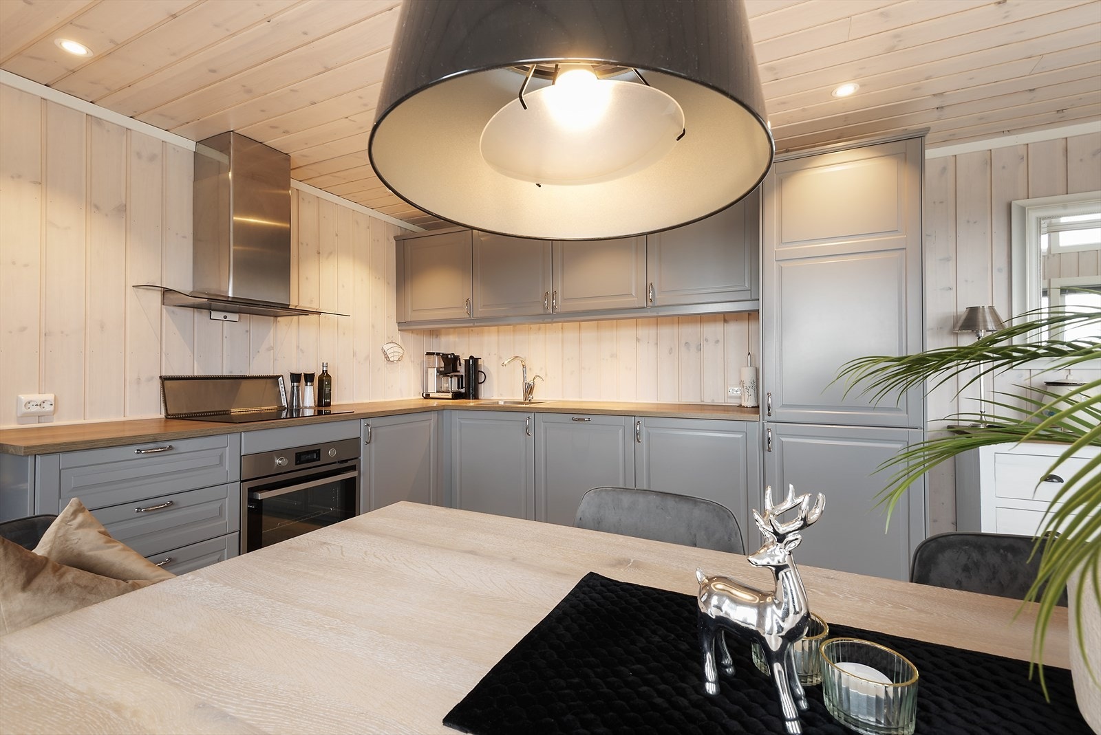 Spiseplass i tilknytning til kjøkkenet. Galleribilde