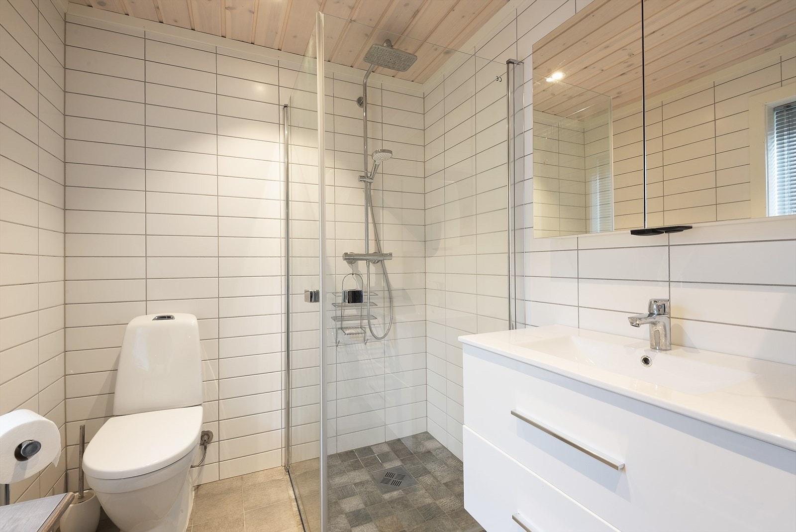 Bad med dusj og lys innredning. Galleribilde