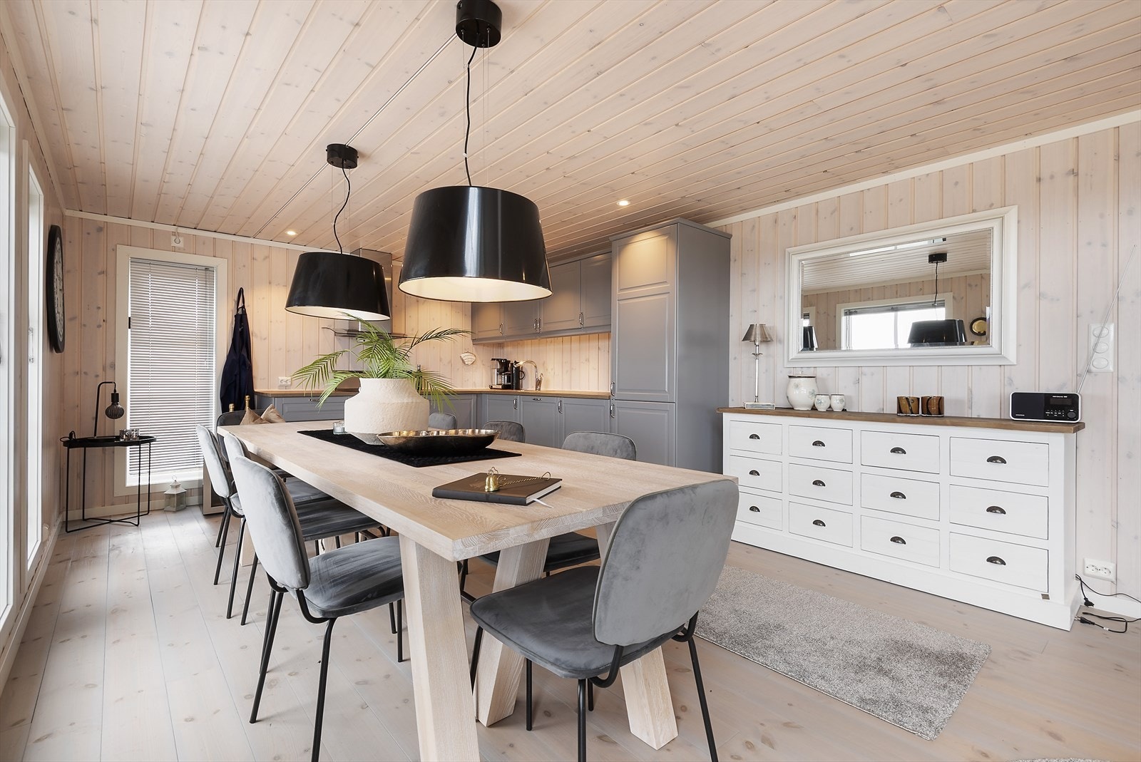 Flott kjøkken med spiseplass. Galleribilde