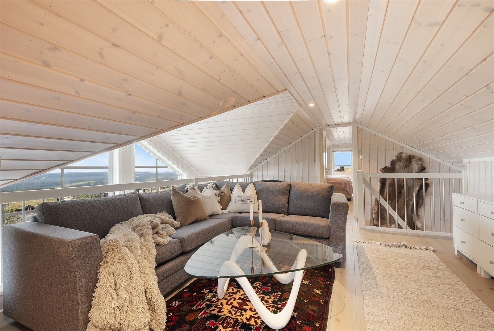 Lav takhøyde i loftsetasjen. Galleribilde