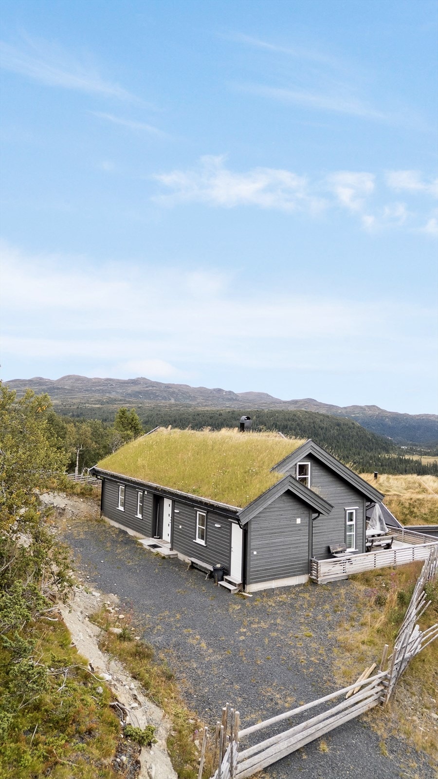 Gruset parkering ved hytta. Galleribilde