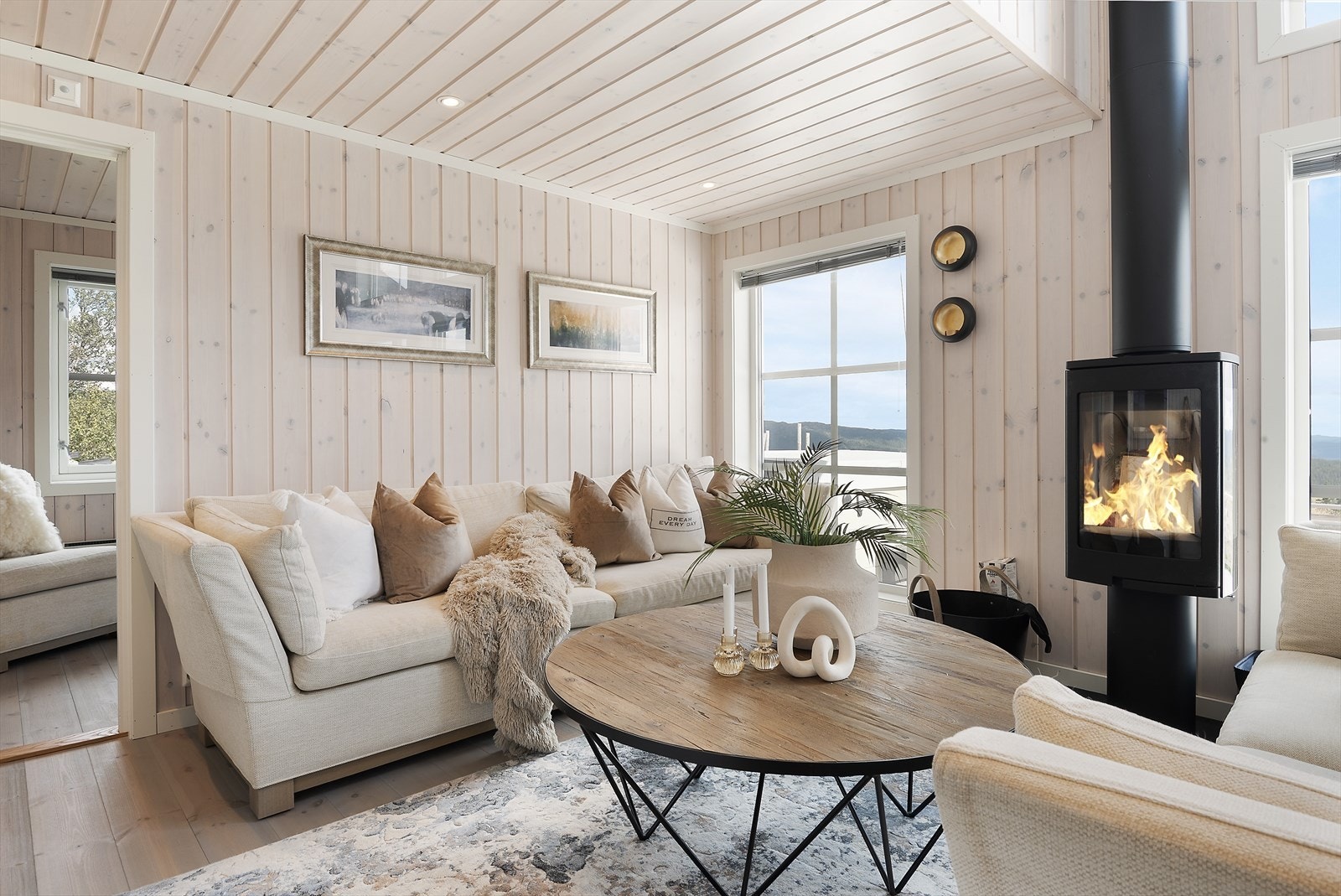 Stemningsfull peisovn i stuen. Galleribilde