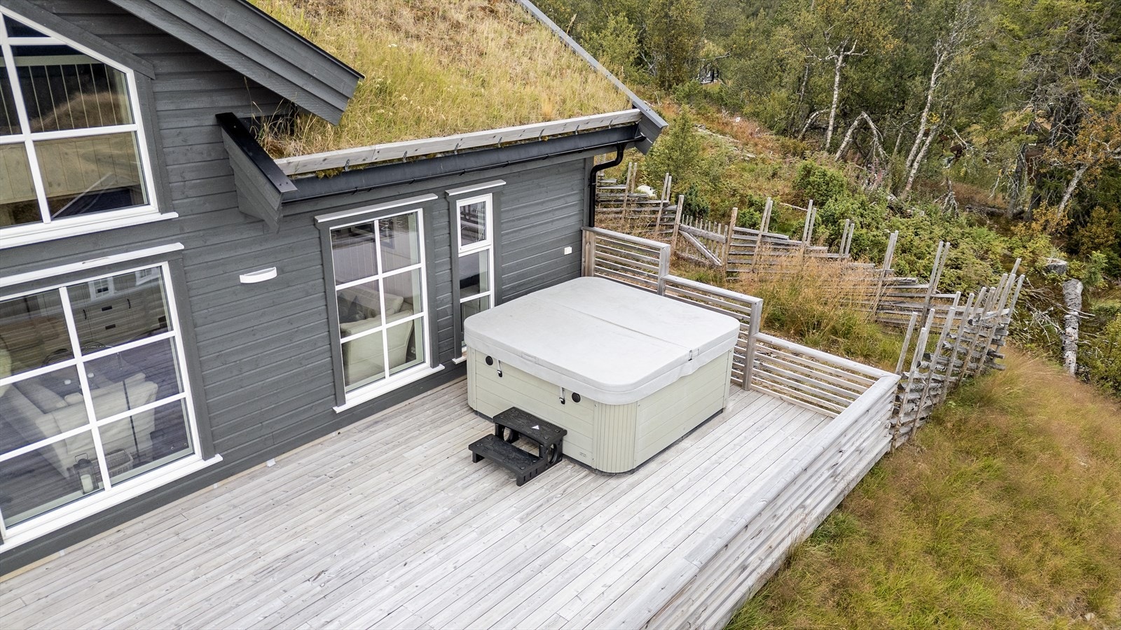Stor terrasse hvor man kan nyte lange sommerkvelder. Galleribilde
