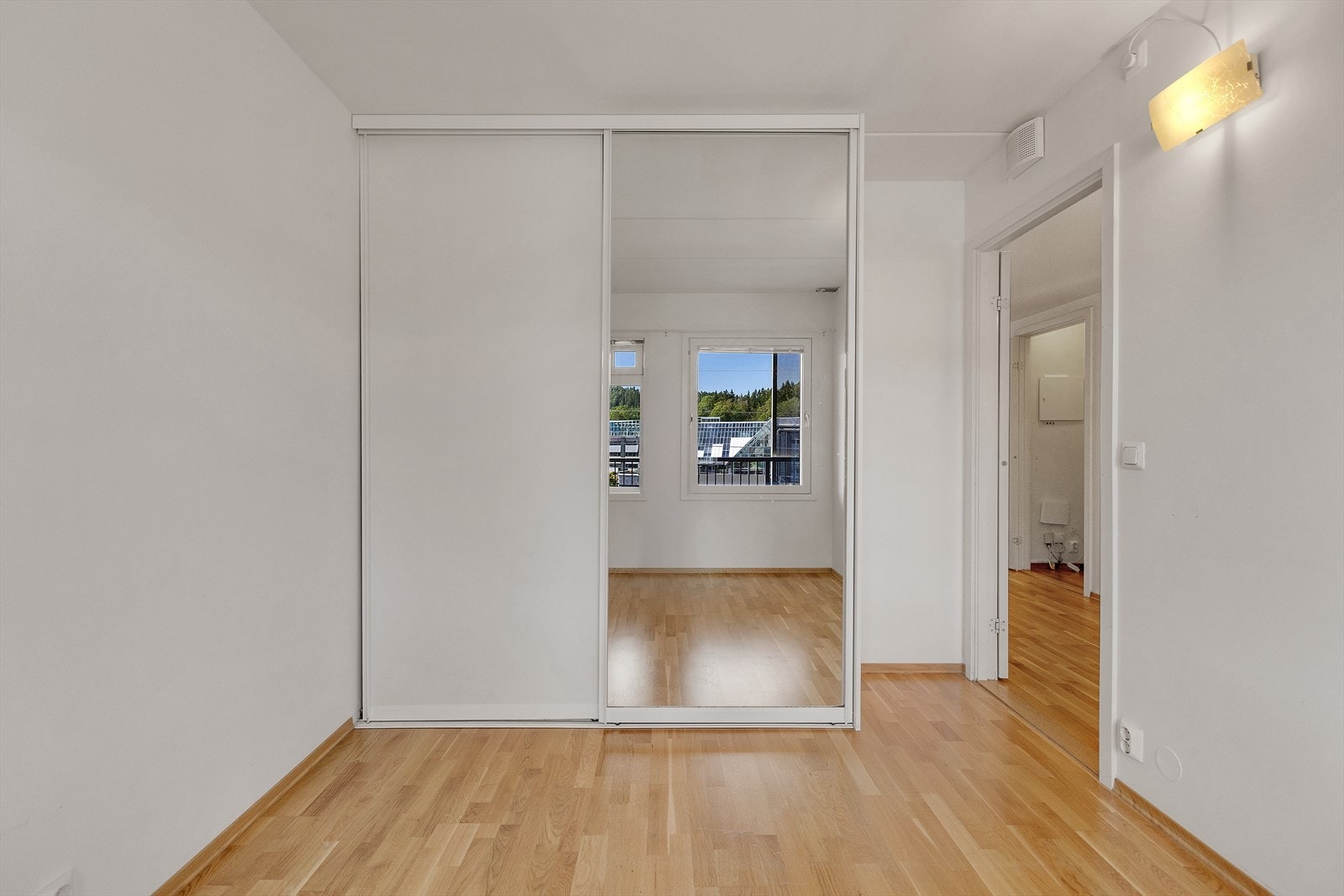 Her er det plass til stor seng og nattbord, og i tillegg har rommet en moderne skyvedørsgarderobe. Galleribilde