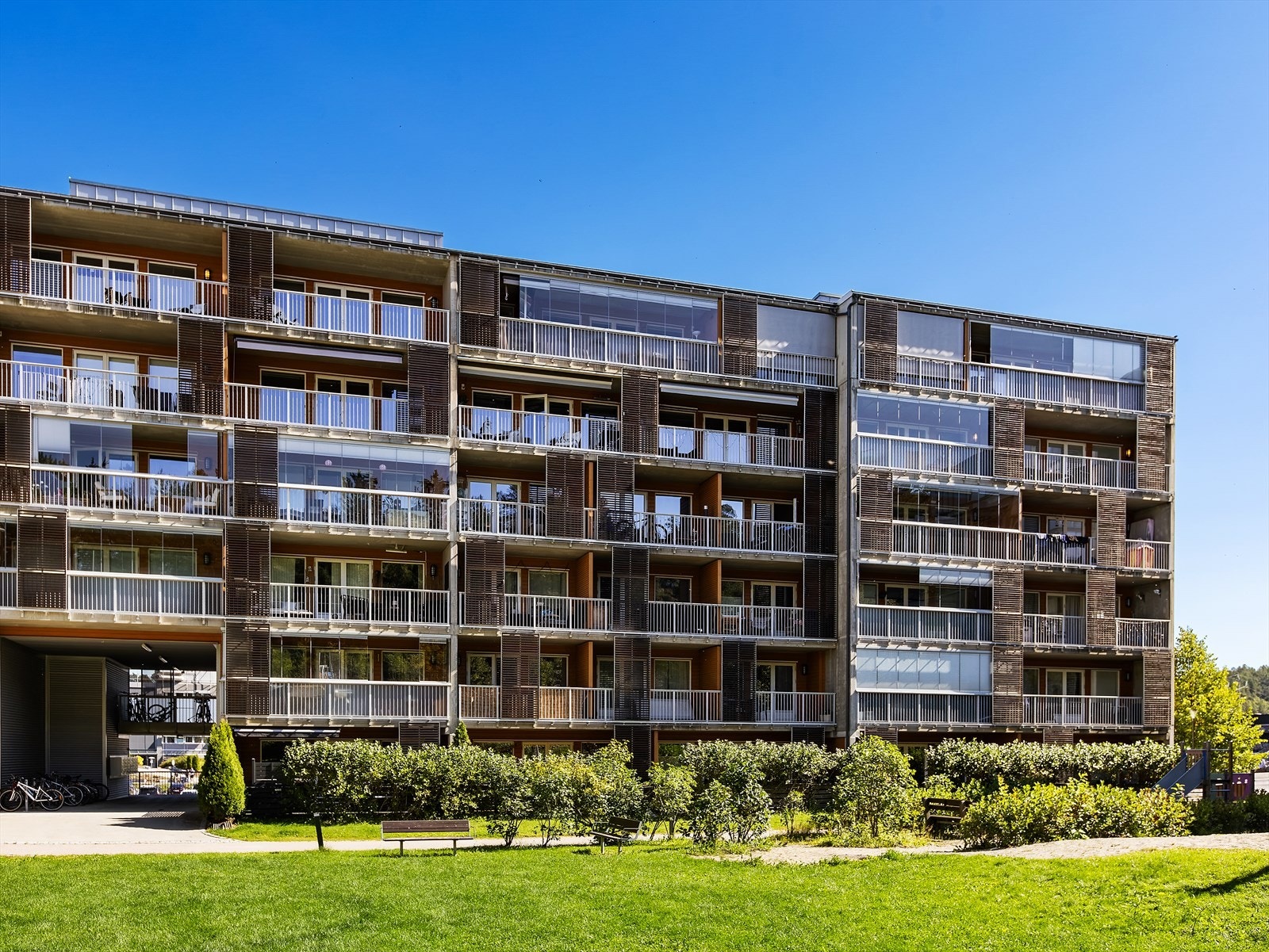 Sameiet består av 140 seksjoner i moderne lavblokker. Galleribilde