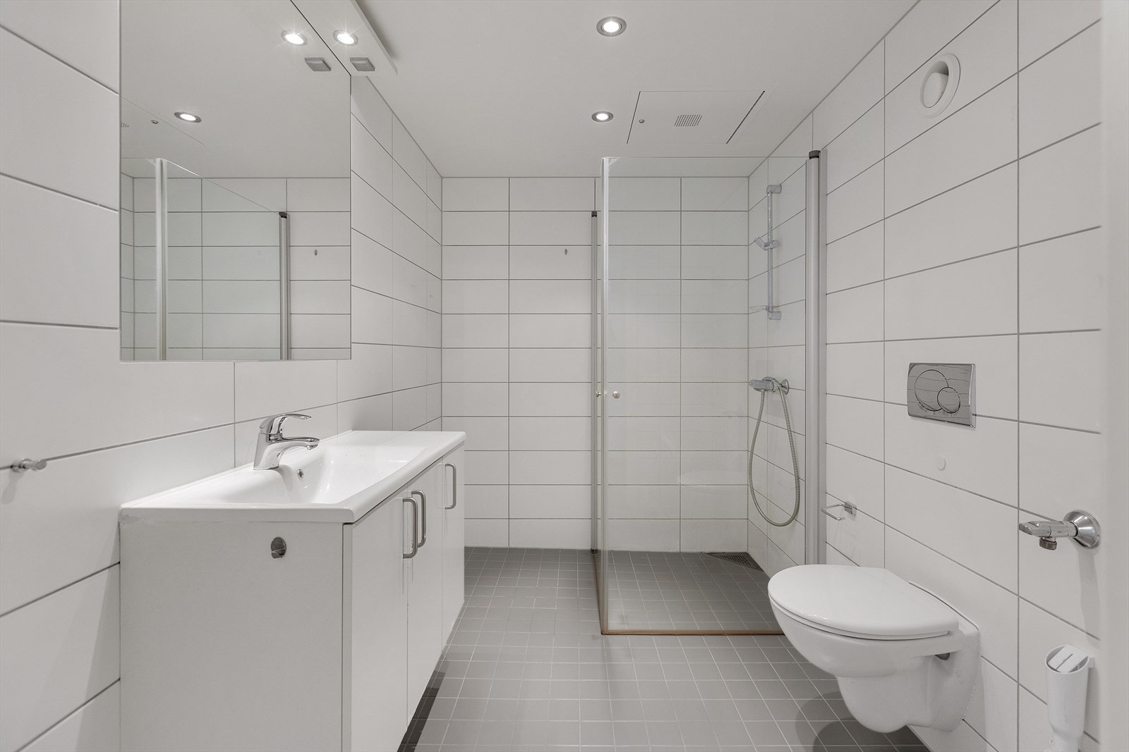 Badet er lyst og pent, med flislagte vegger og gulv med underliggende varme. Galleribilde