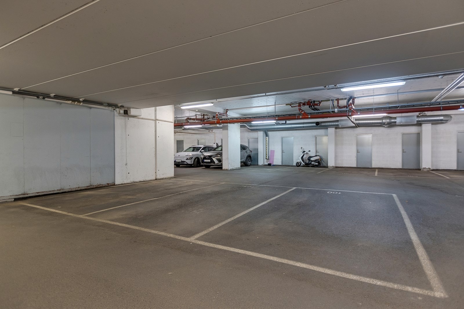 Med leiligheten følger det parkeringsplass i felles garasjeanlegg. Galleribilde