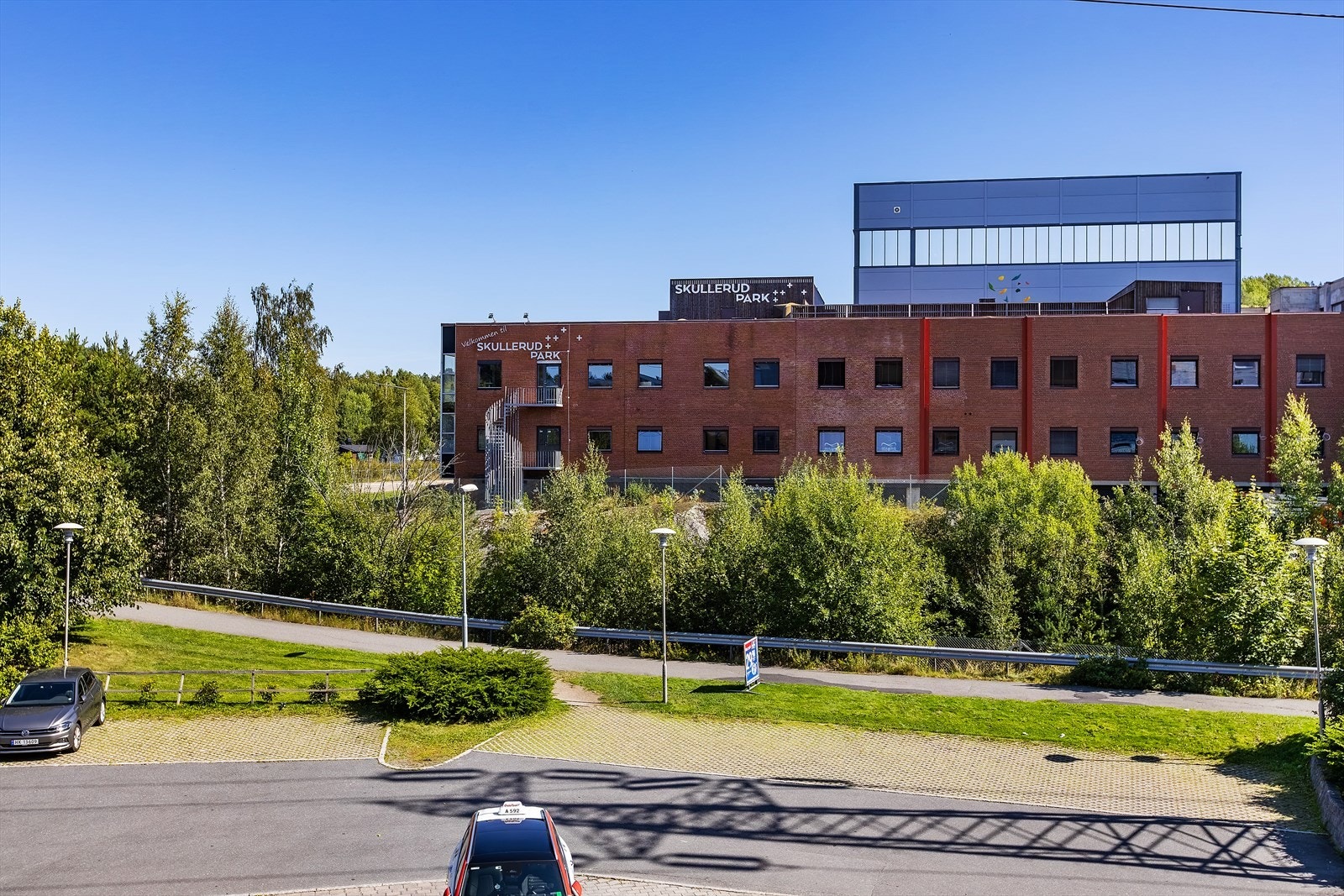 Skullerud Klatrepark byr på spennende utfordringer for store og små - kun en kort spasertur unna. Galleribilde