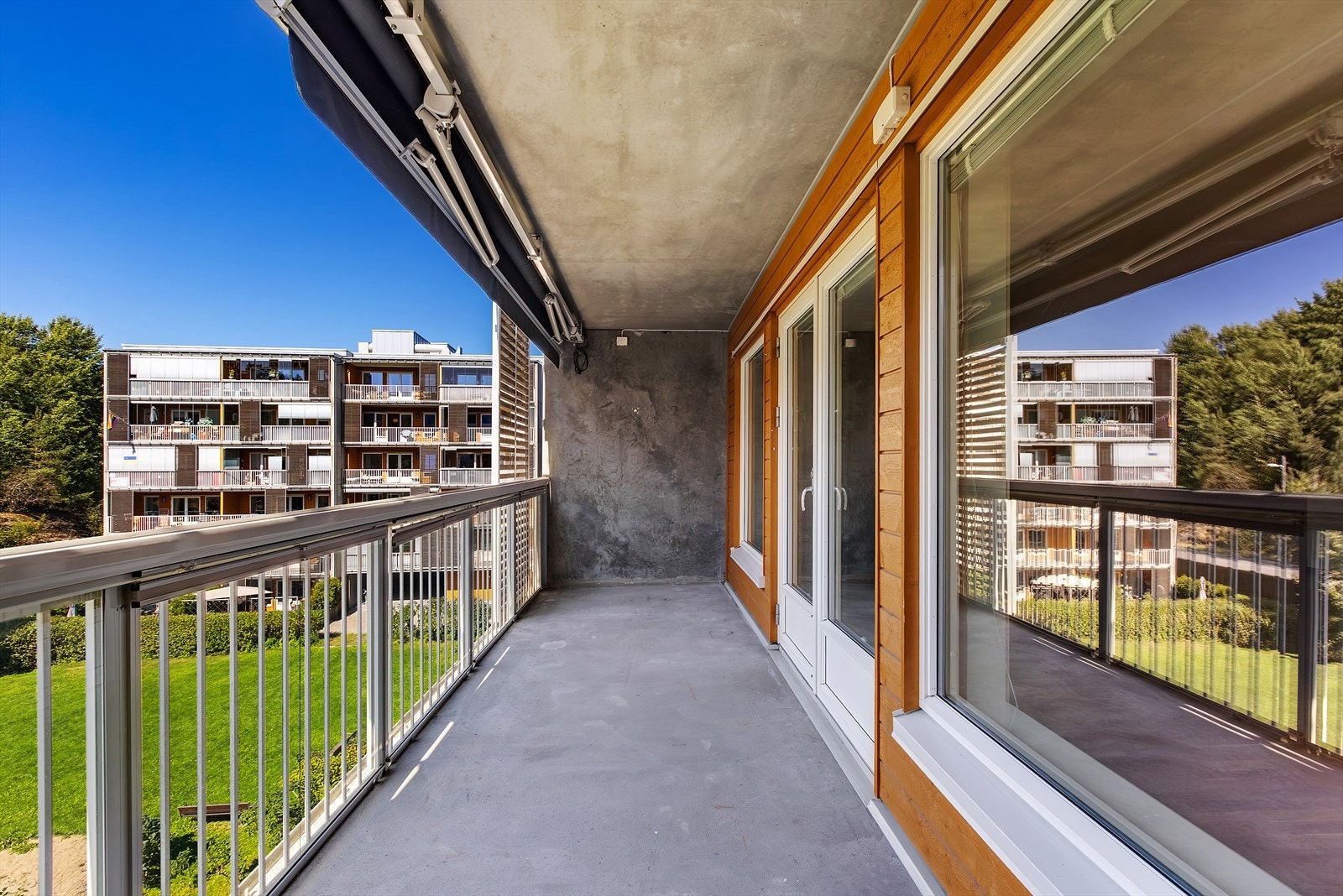 Balkongen blir raskt en favorittplass i hjemmet - luftig, lun og lett tilgjengelig! Her kan du trekke frisk luft, nyte solrike dager og et frodig utsyn. Galleribilde