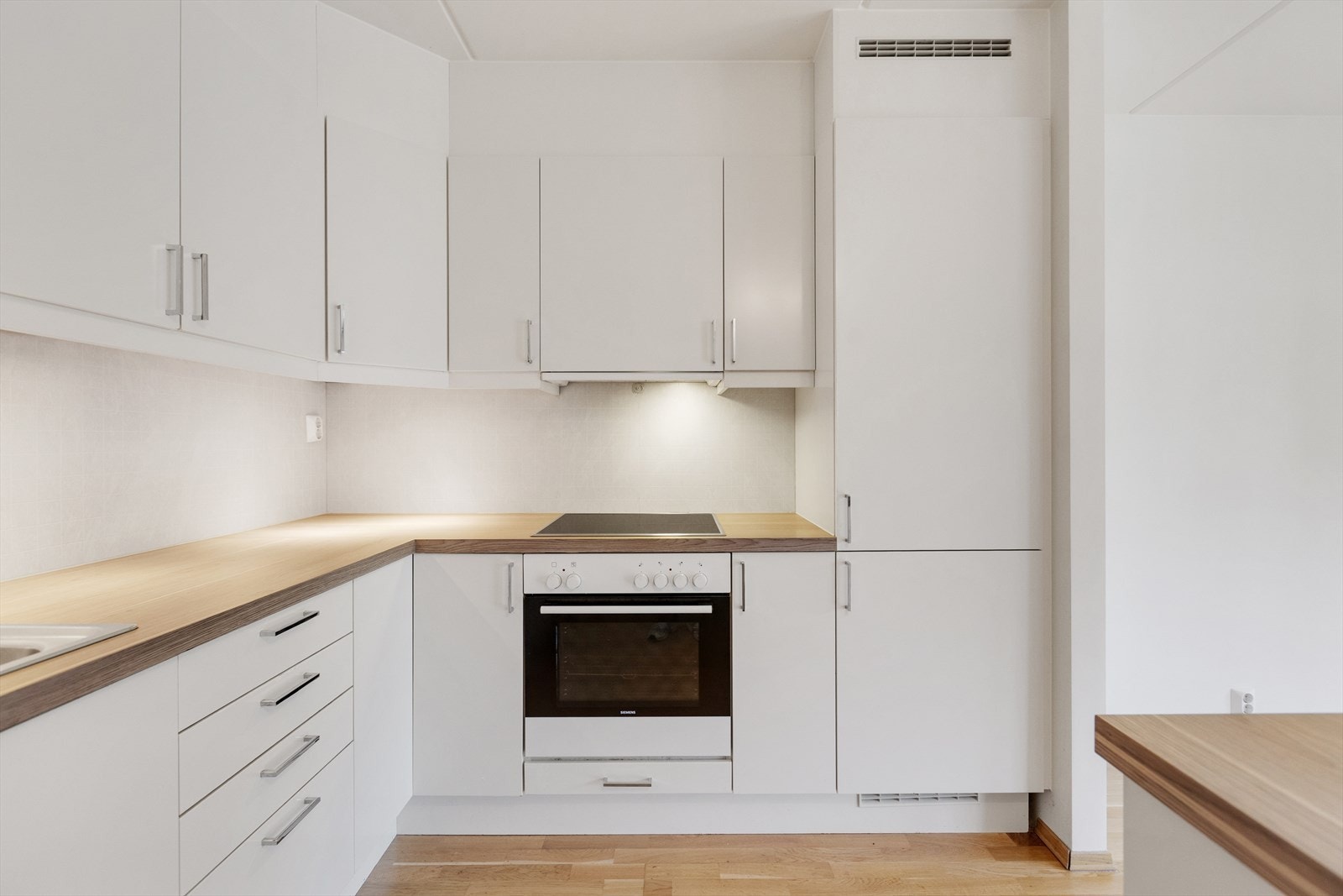 Integrerte hvitevarer med komfyr, platetopp,oppvaskmaskin, micro og kjøl/fryseskap. Galleribilde